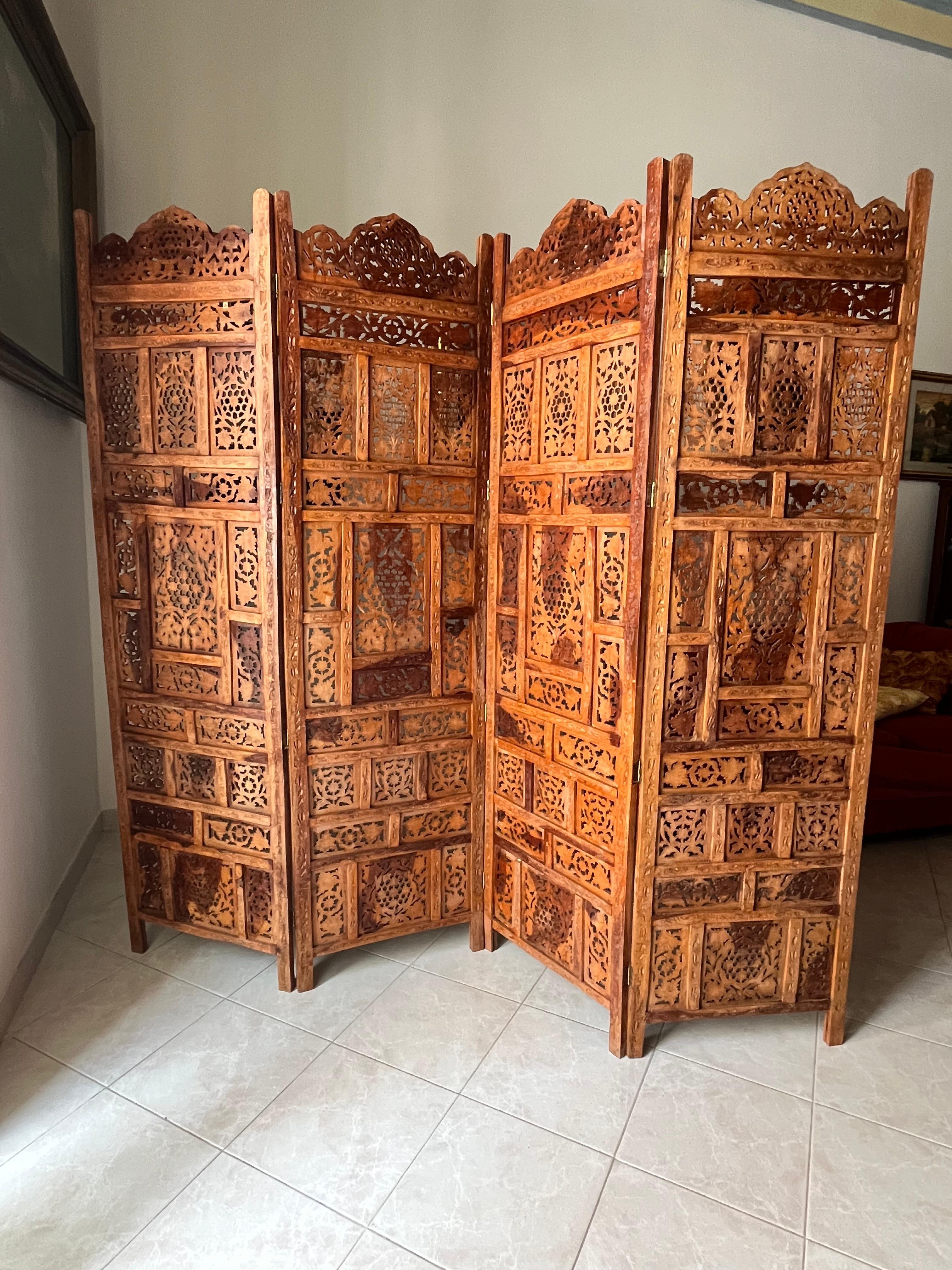 Mid-Century Japanese 4-panel folding room divider 1940s
Purchased from a Sicilian merchant.
Good condition, small signs of aging.
Measurements when closed: Width 50 cm, height 184 cm, depth 40 cm.