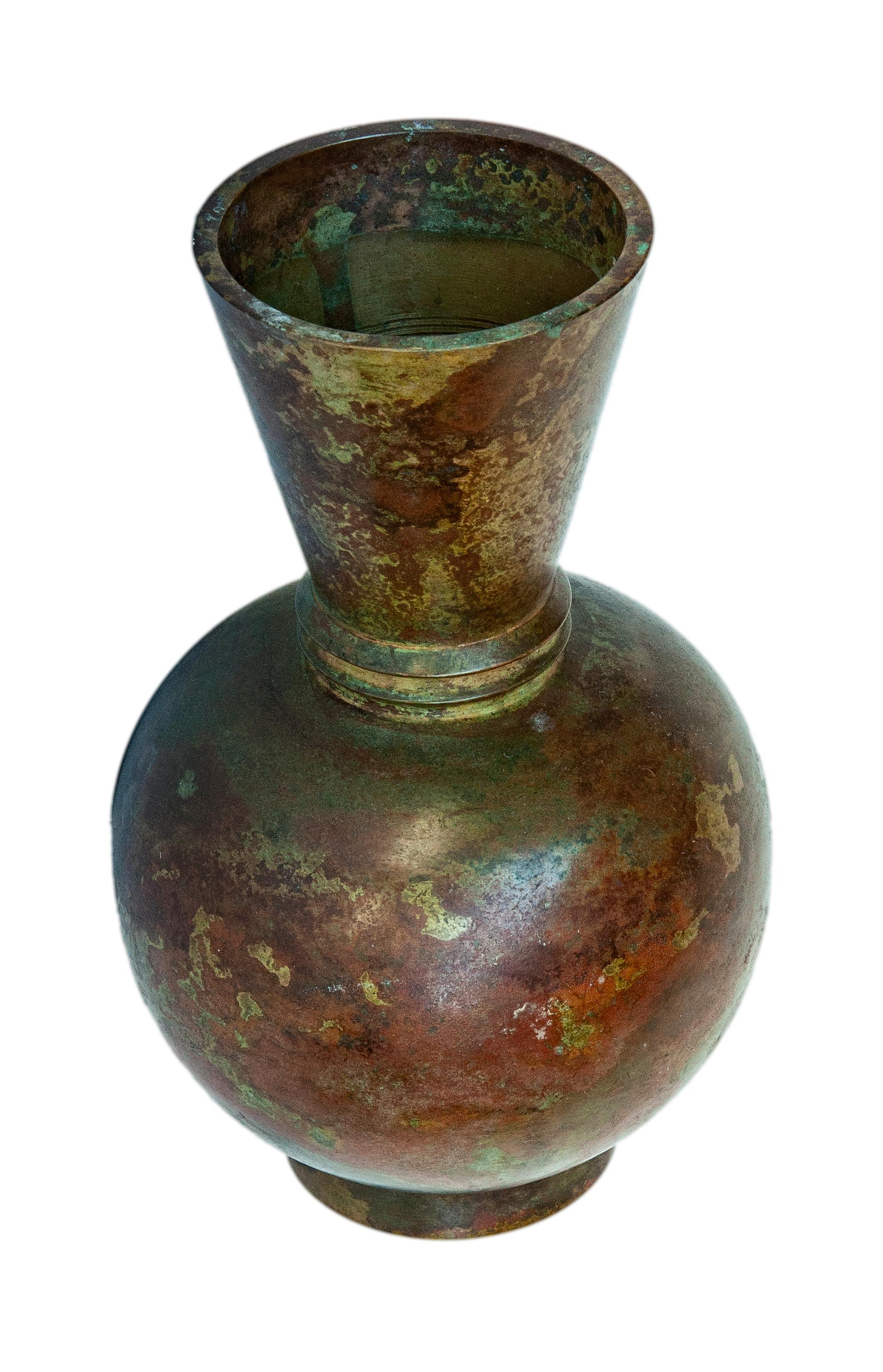 Vaso modernista giapponese a fasce in bronzo con corpo rotondo.
Il piano svasato è separato da una fascia dal corpo rotondo che poggia su una base circolare. Finitura patinata liscia e screziata.