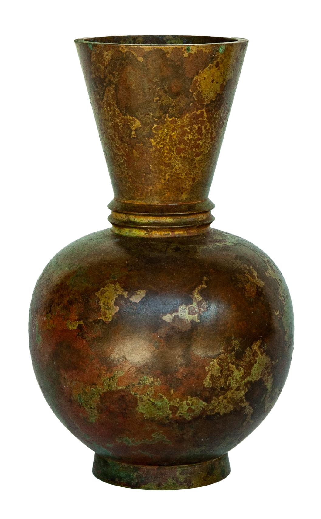Giapponese Vaso in bronzo giapponese di metà secolo con collo a fascia in vendita