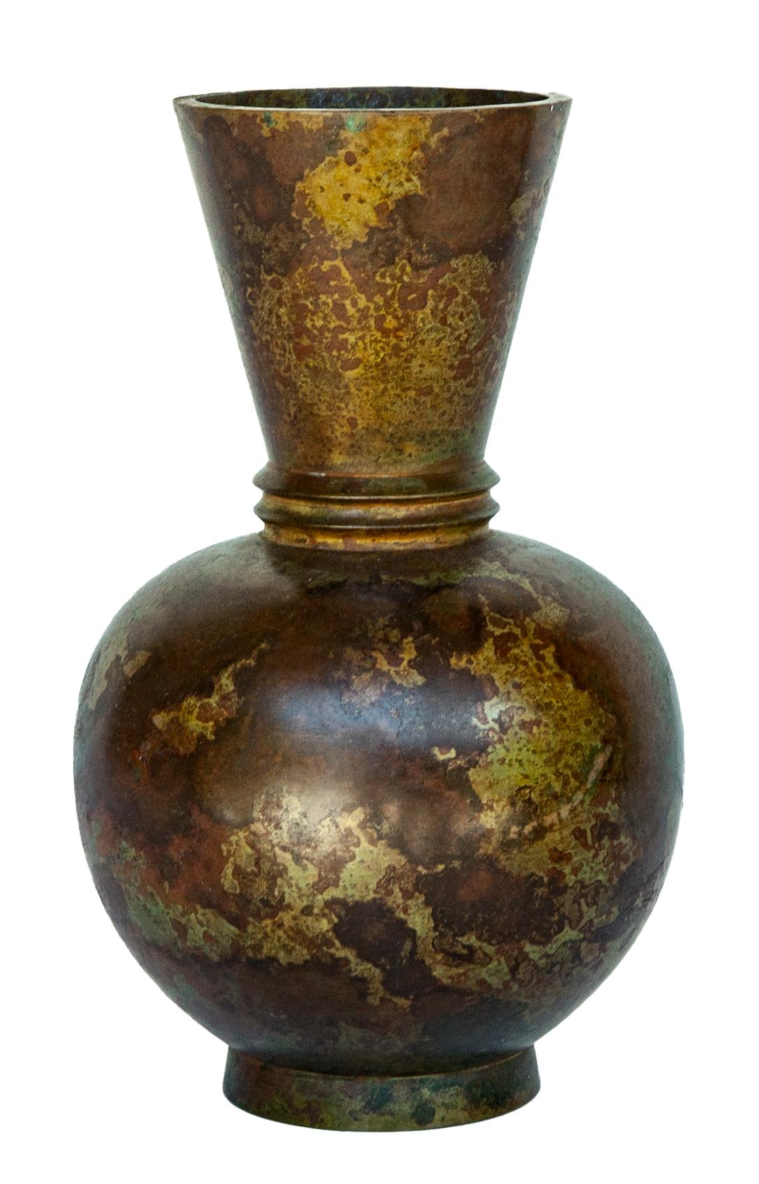 Fatto a mano Vaso in bronzo giapponese di metà secolo con collo a fascia in vendita
