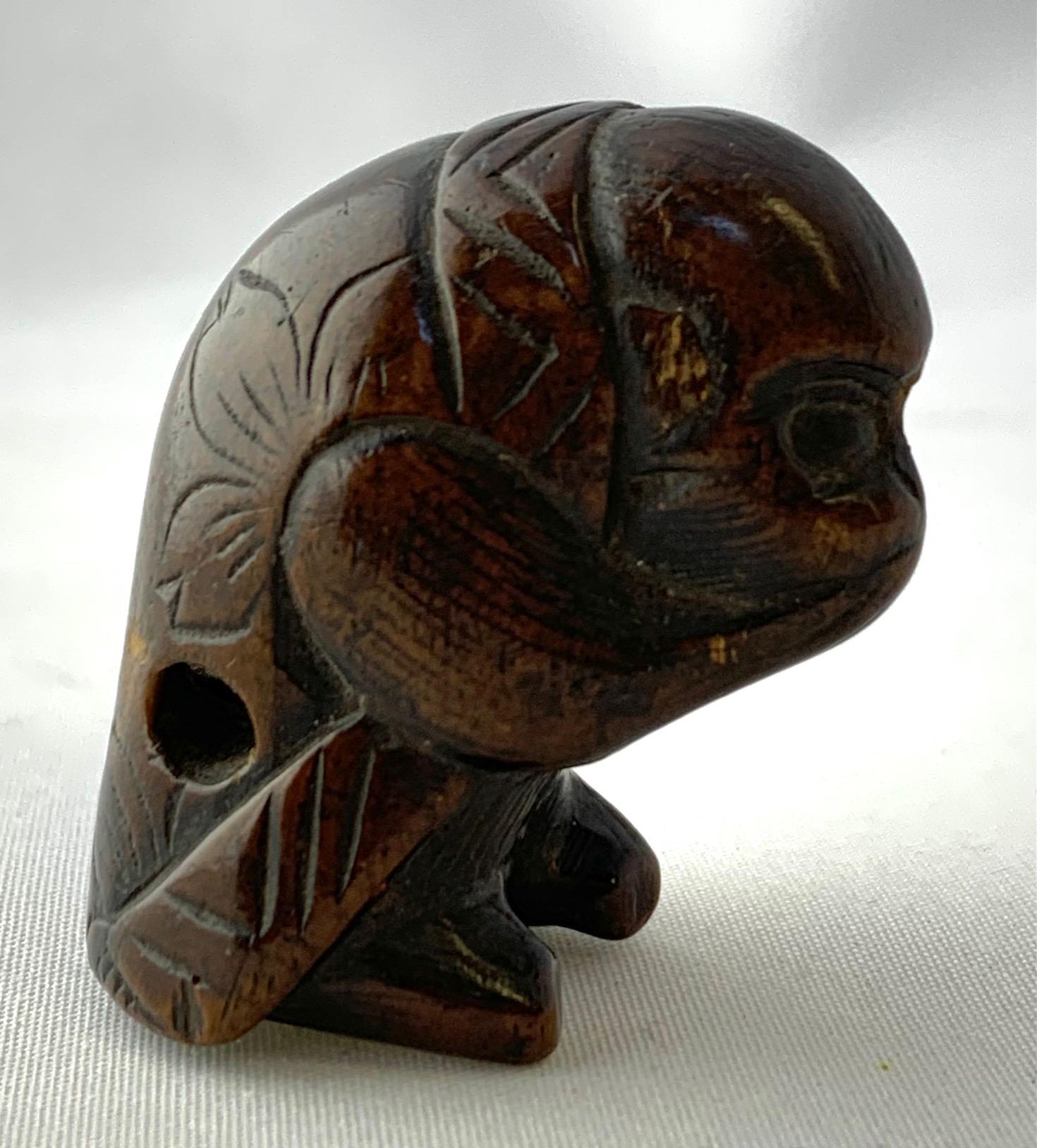 Mid-Century moderno Netsuke giapponese di metà secolo in legno intagliato raffigurante una scimmia seduta in vendita