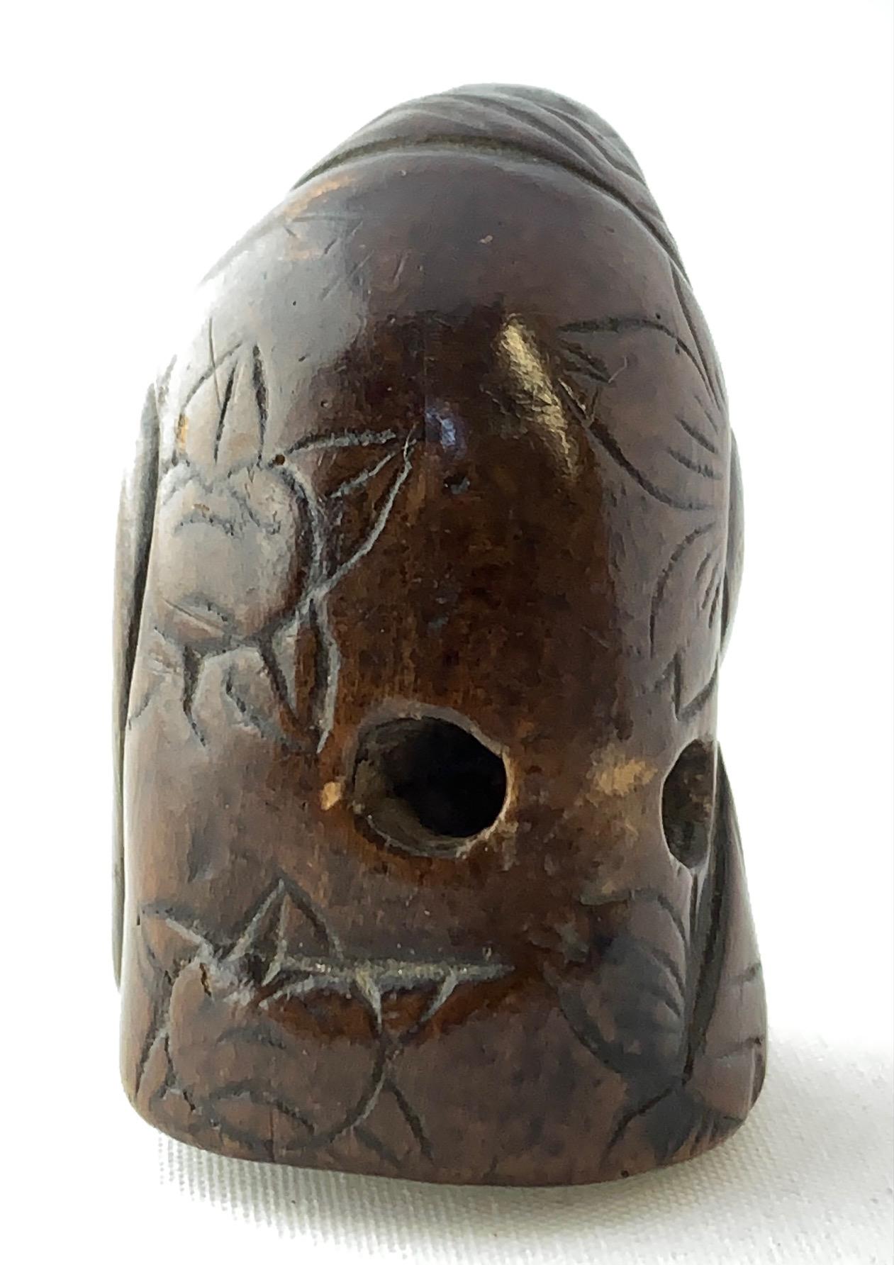 Giapponese Netsuke giapponese di metà secolo in legno intagliato raffigurante una scimmia seduta in vendita