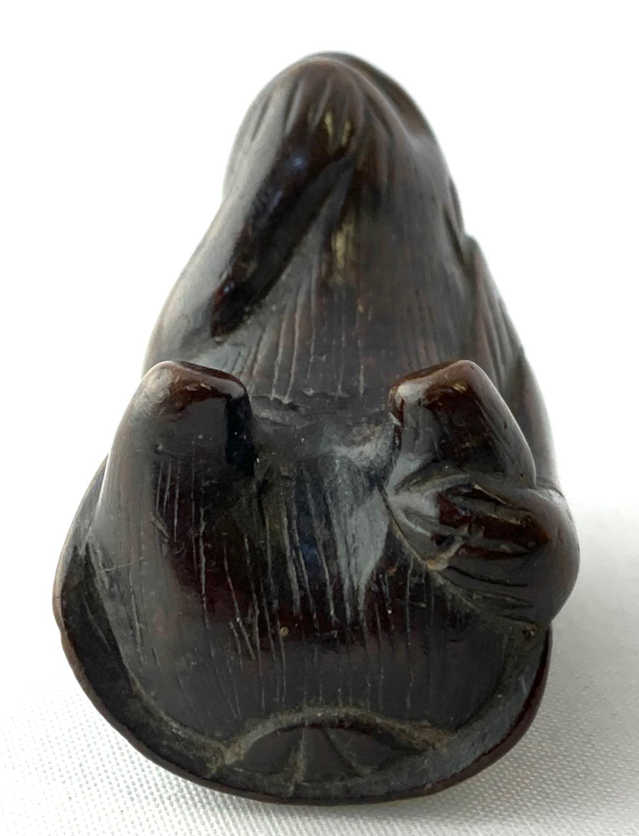 Intagliato Netsuke giapponese di metà secolo in legno intagliato raffigurante una scimmia seduta in vendita