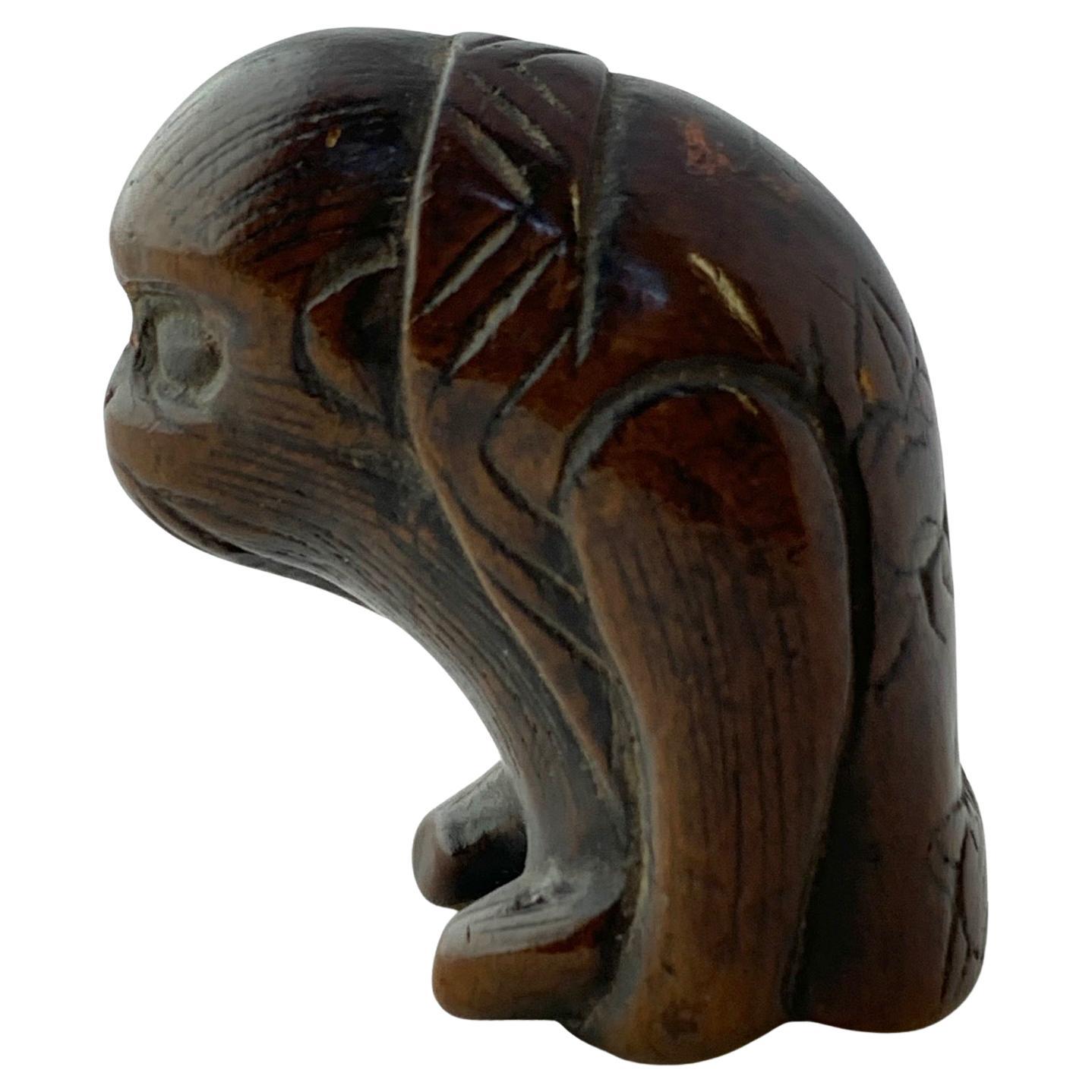 Netsuke giapponese di metà secolo in legno intagliato raffigurante una scimmia seduta