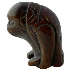 Netsuke japonés de madera tallada de mediados de siglo de un mono sentado