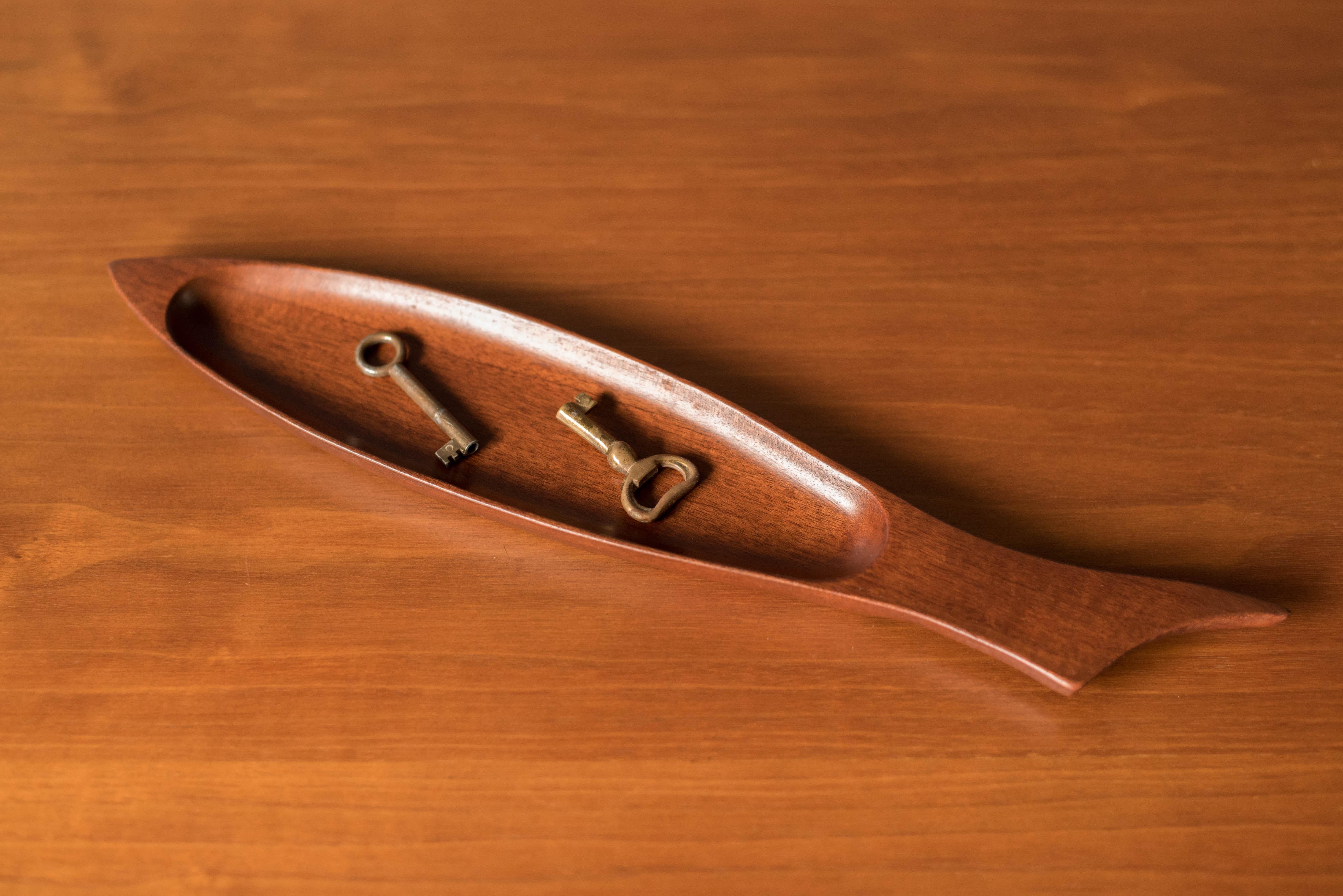 Vintage modernist fish sculpture in teak, circa 1950s. This piece can be used as a decorative dish or tray for small belongings. Labeled made in Japan and imported by Amthor Imports from San Francisco. Later, the company expanded and rebranded