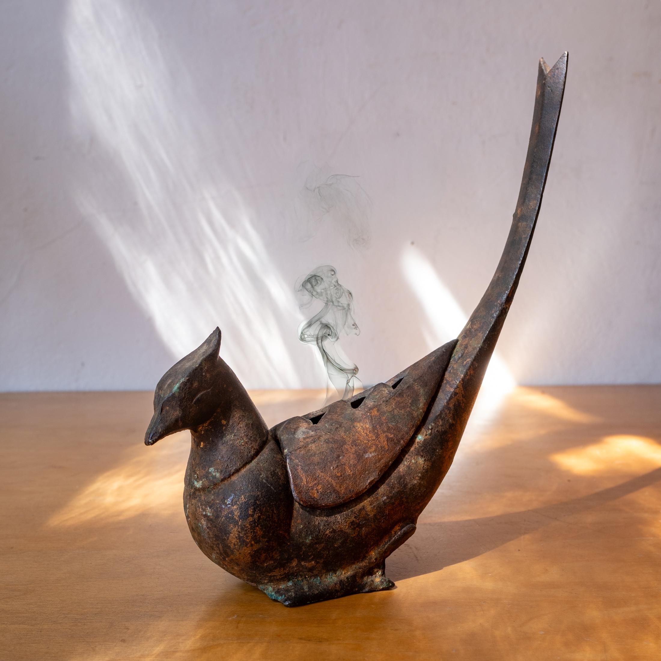 Antica scultura di uccello in ferro con una bella patina. Pezzo ventilato rimovibile, per bruciare incenso, anni '60. 