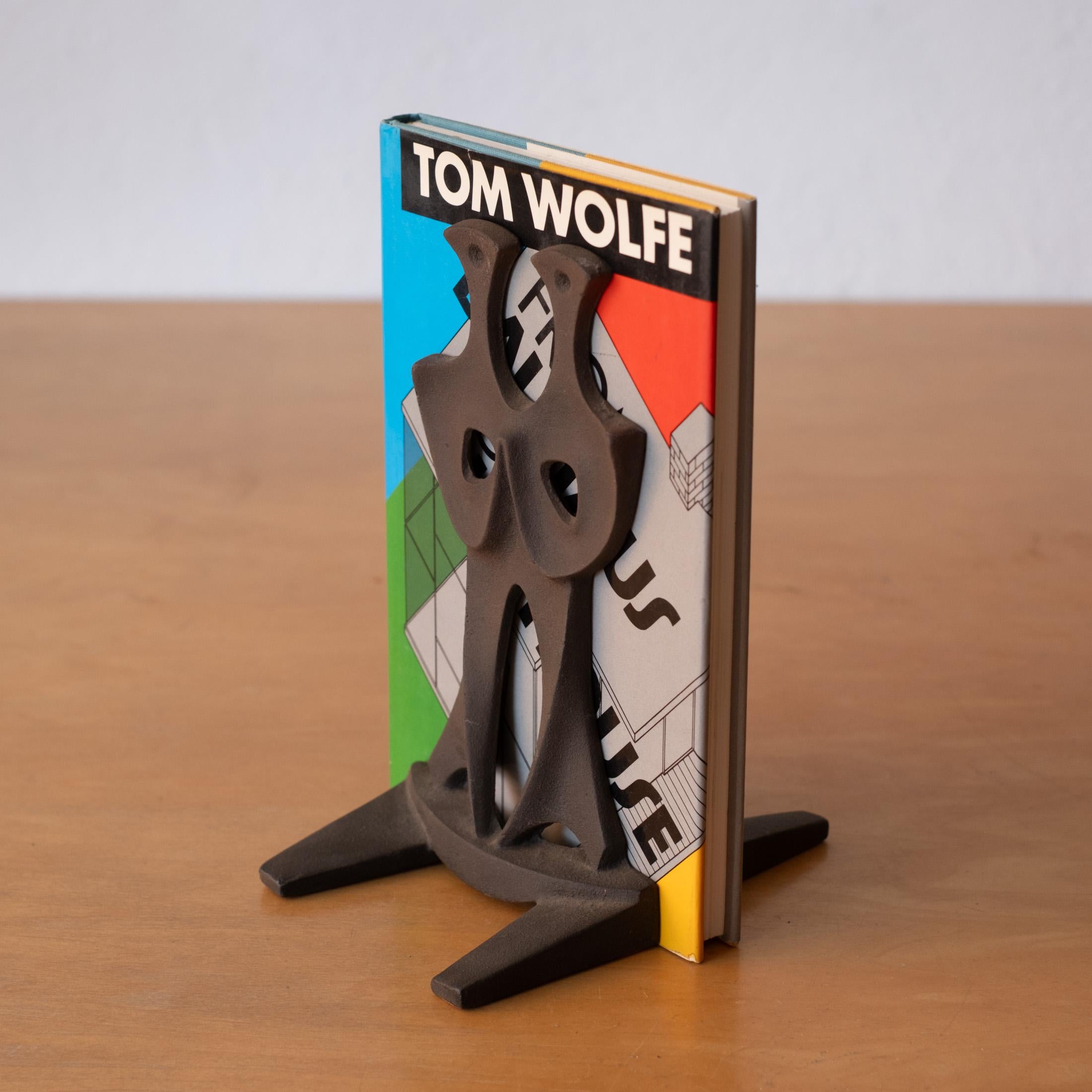 A  coppia di fermalibri giapponesi in ferro della metà del secolo scorso. 1950s.
Ricorda le forme di Isamu Noguchi o Le Corbusier...
