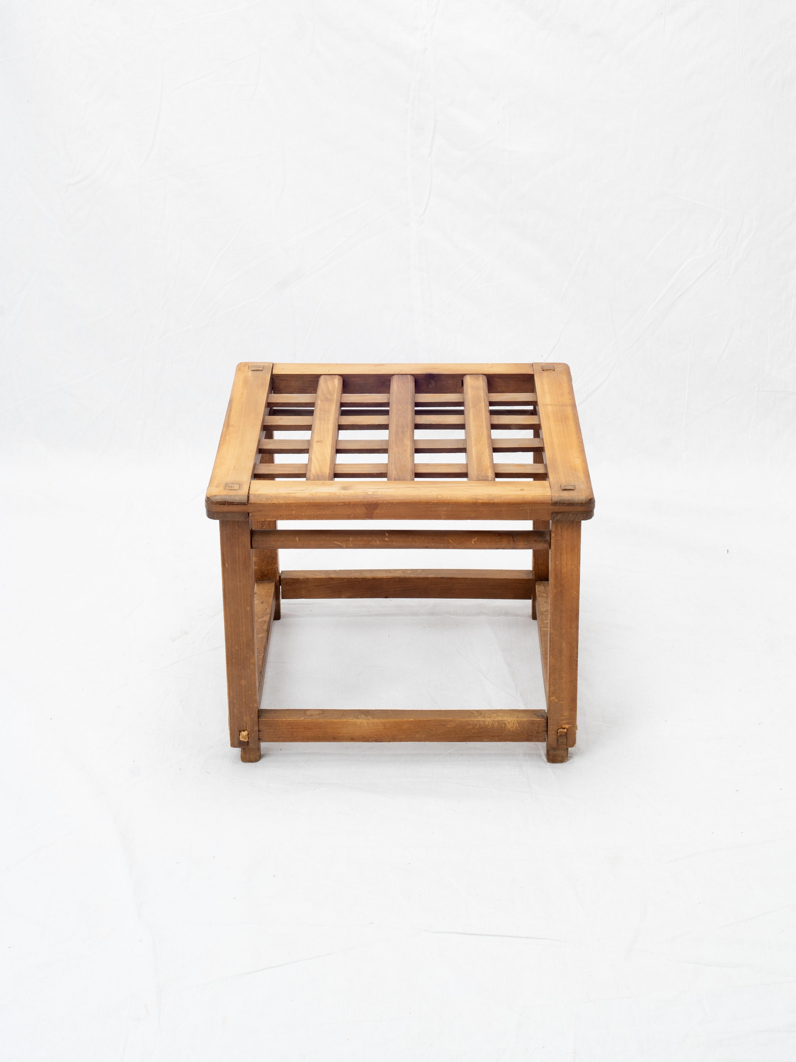In offerta c'è questo splendido tavolino kotatsu minimalista a forma di reticolo. Realizzato in legno di hinoki, questo stile di tavolo era un punto fermo nelle case giapponesi tra l'inizio e la fine del XX secolo. Questo pezzo risale probabilmente