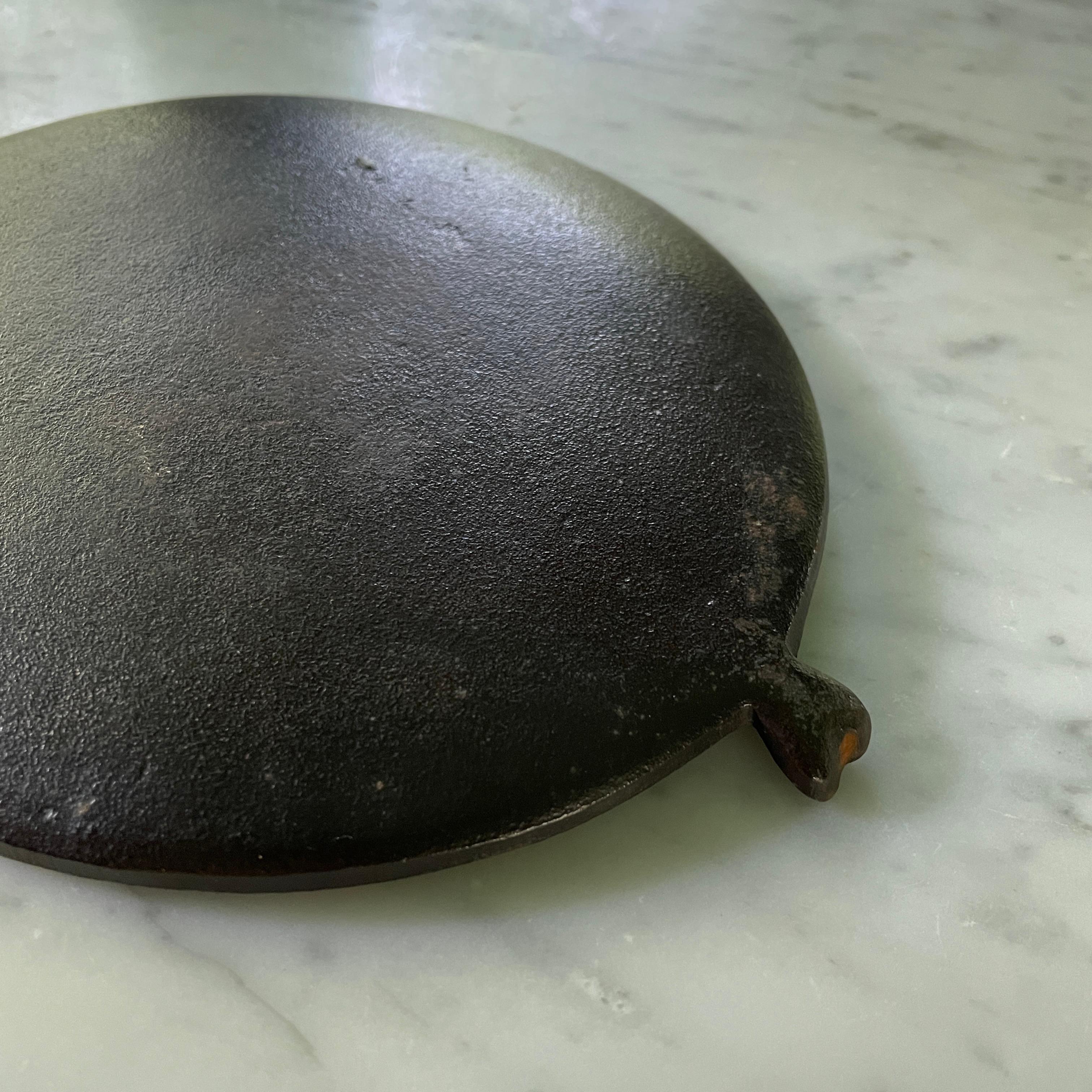 Presse-papiers en fonte japonaise Nambu du milieu du siècle Plat à poisson en forme de flet Clochette en vente 4