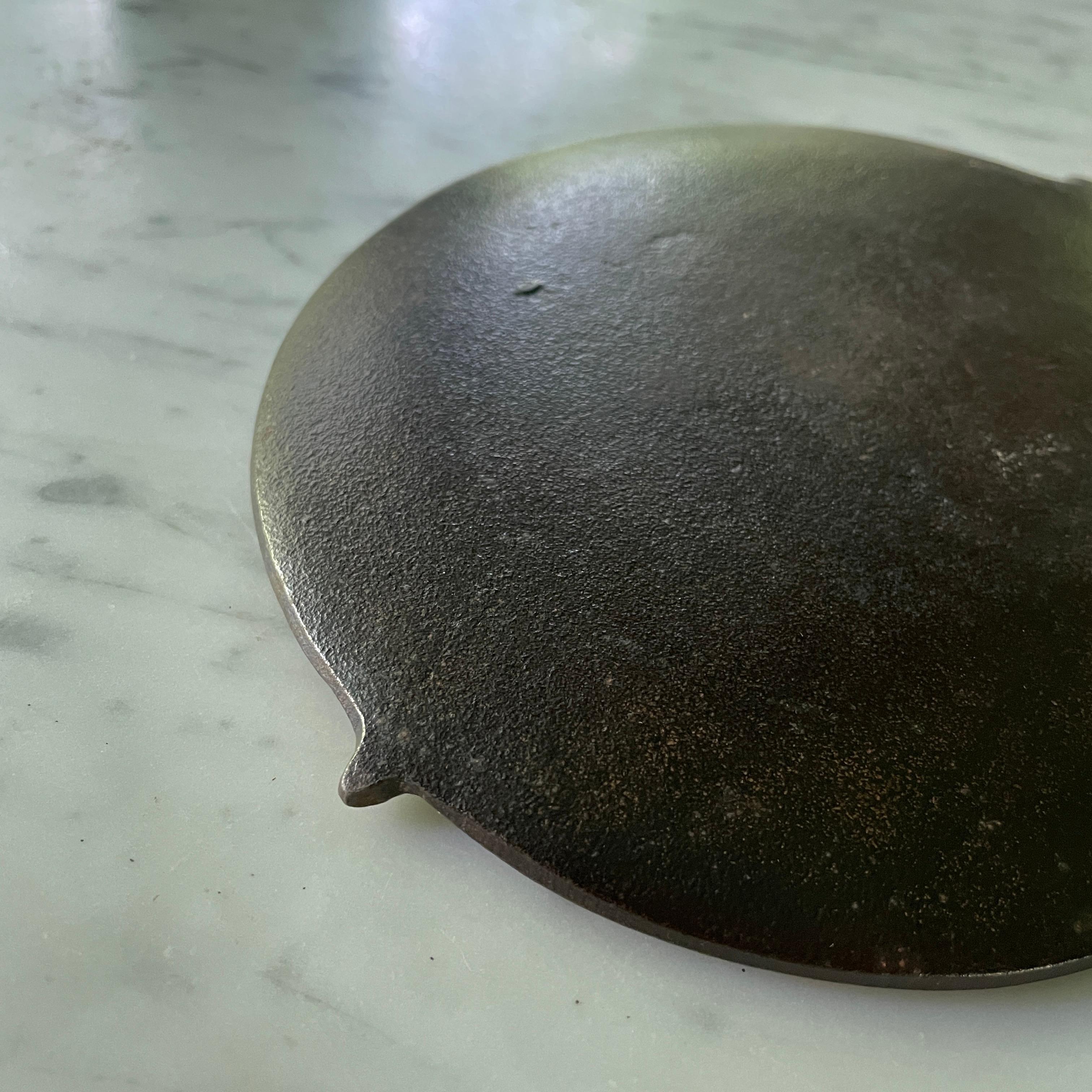 Presse-papiers en fonte japonaise Nambu du milieu du siècle Plat à poisson en forme de flet Clochette en vente 5