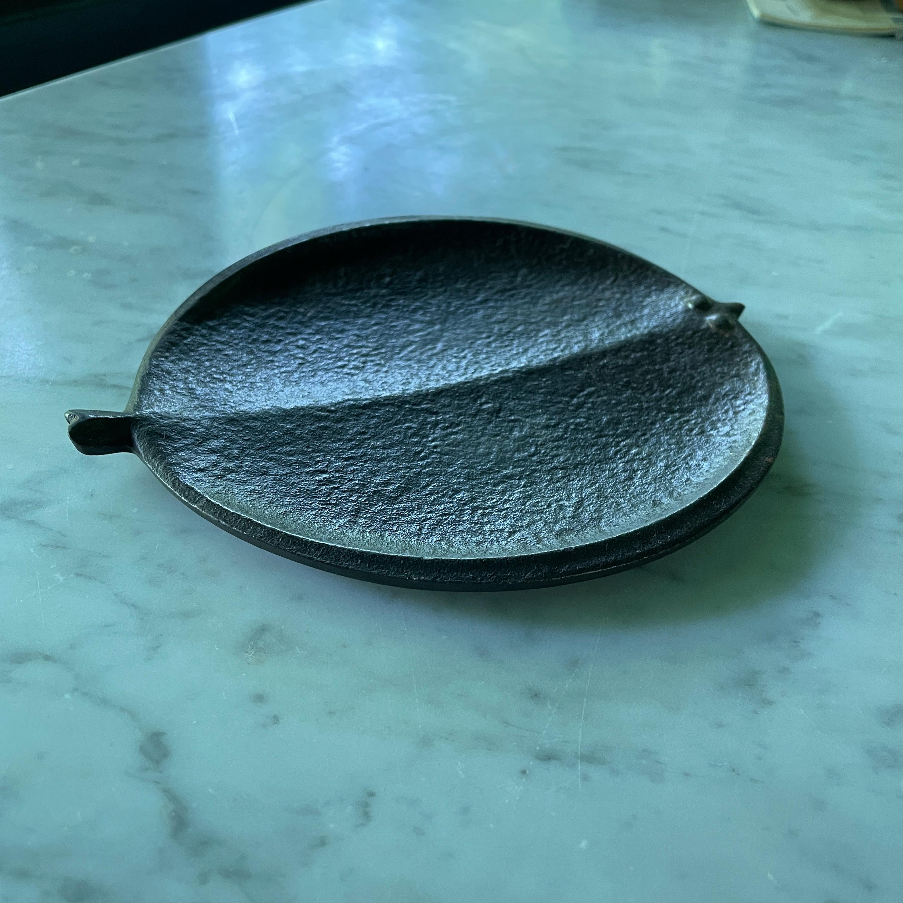 Mid-Century Modern Presse-papiers en fonte japonaise Nambu du milieu du siècle Plat à poisson en forme de flet Clochette en vente