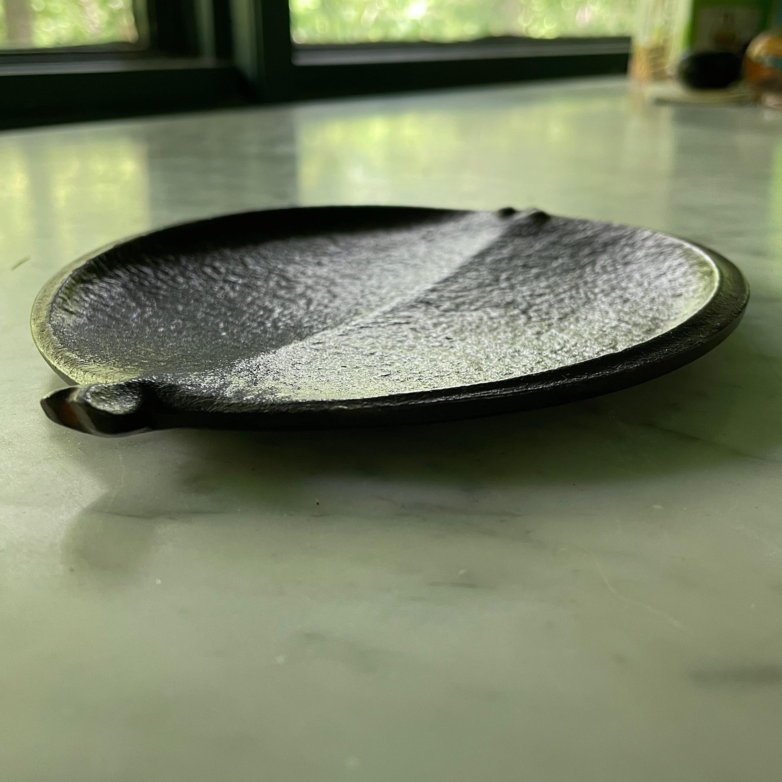 Moulage Presse-papiers en fonte japonaise Nambu du milieu du siècle Plat à poisson en forme de flet Clochette en vente