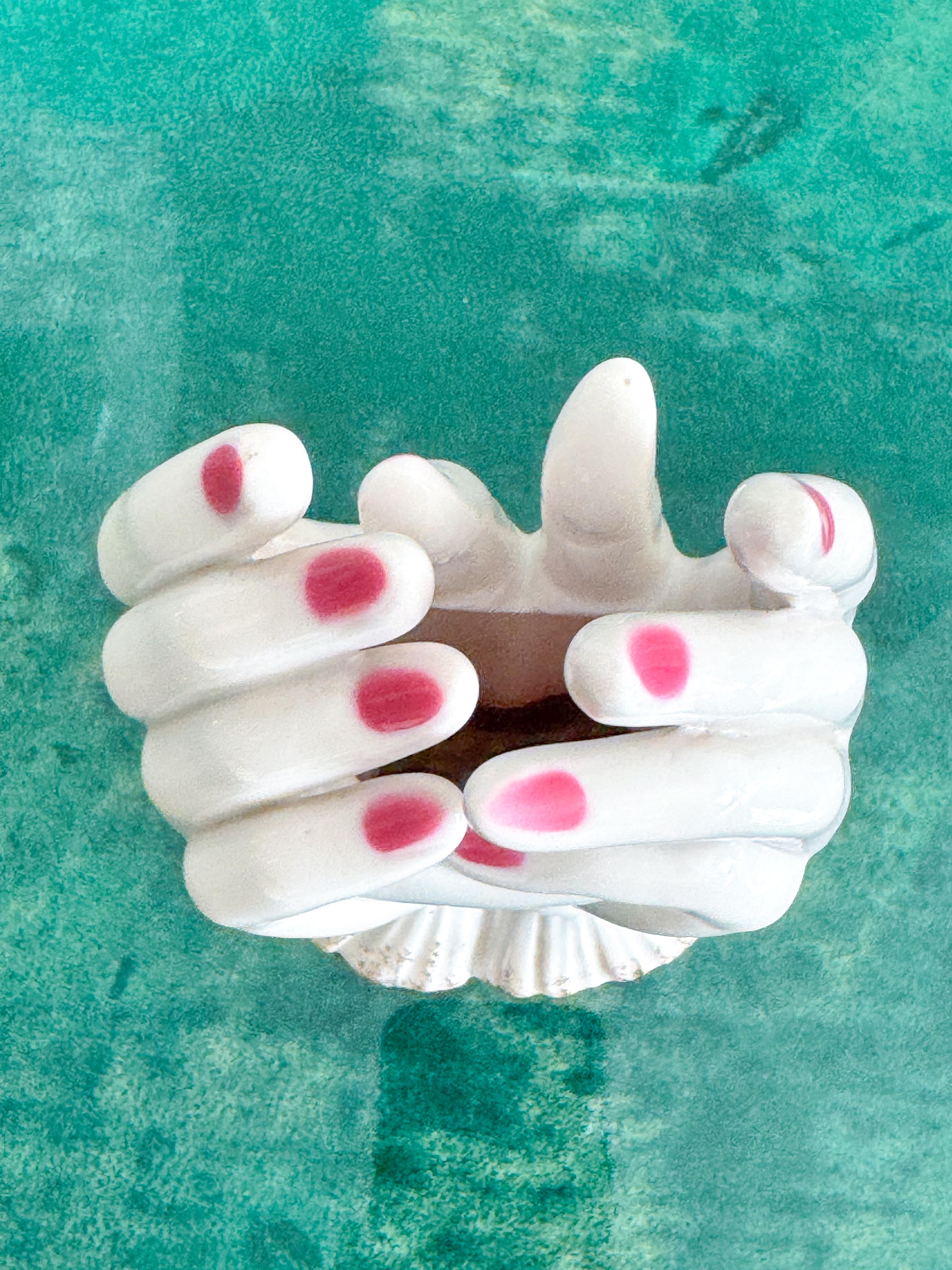 Jarrón con Manos de Porcelana Japonesa de Mediados de Siglo de L'Amour China - Pintado a Mano en venta 3