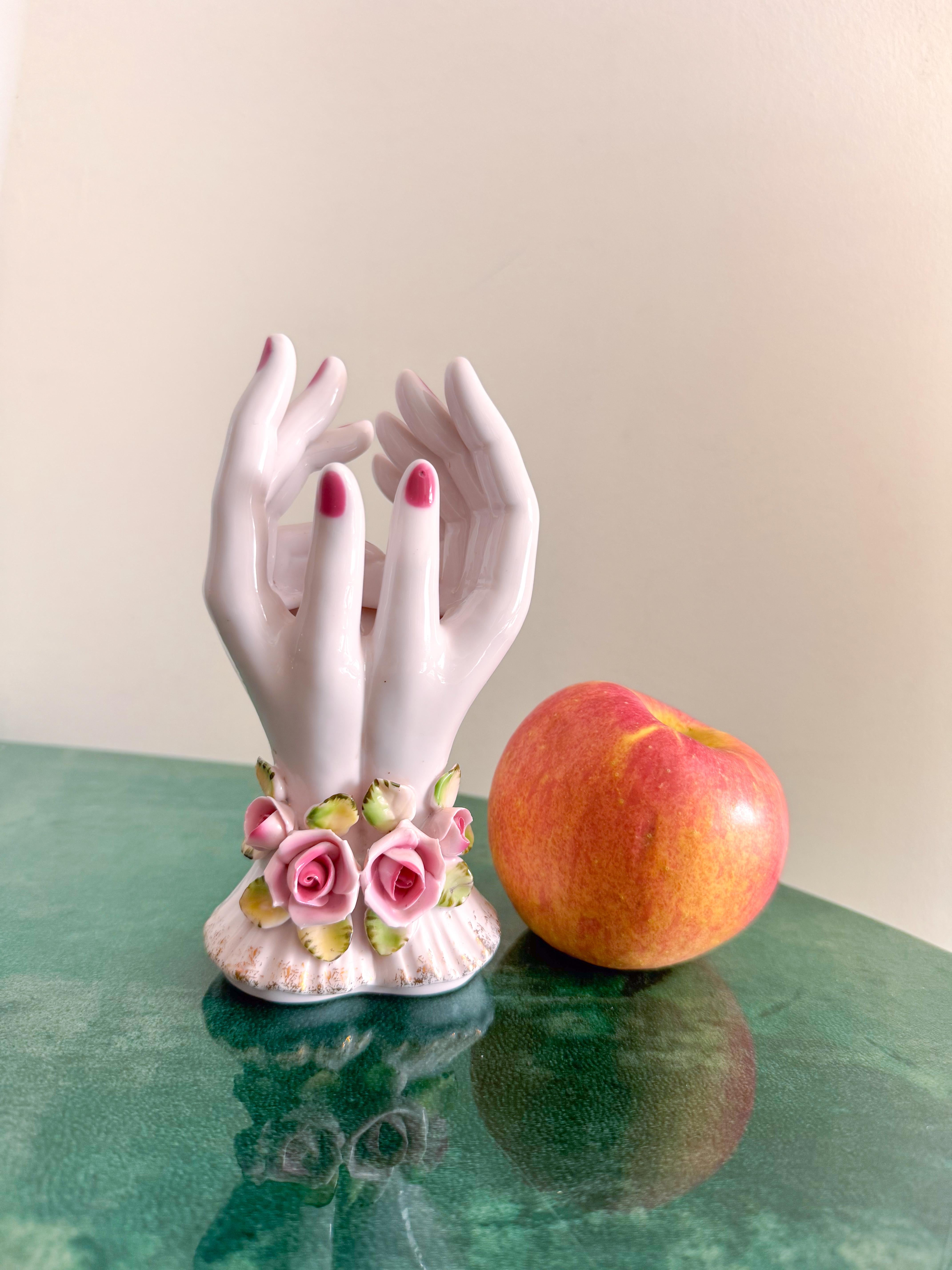 Jarrón con Manos de Porcelana Japonesa de Mediados de Siglo de L'Amour China - Pintado a Mano en venta 4