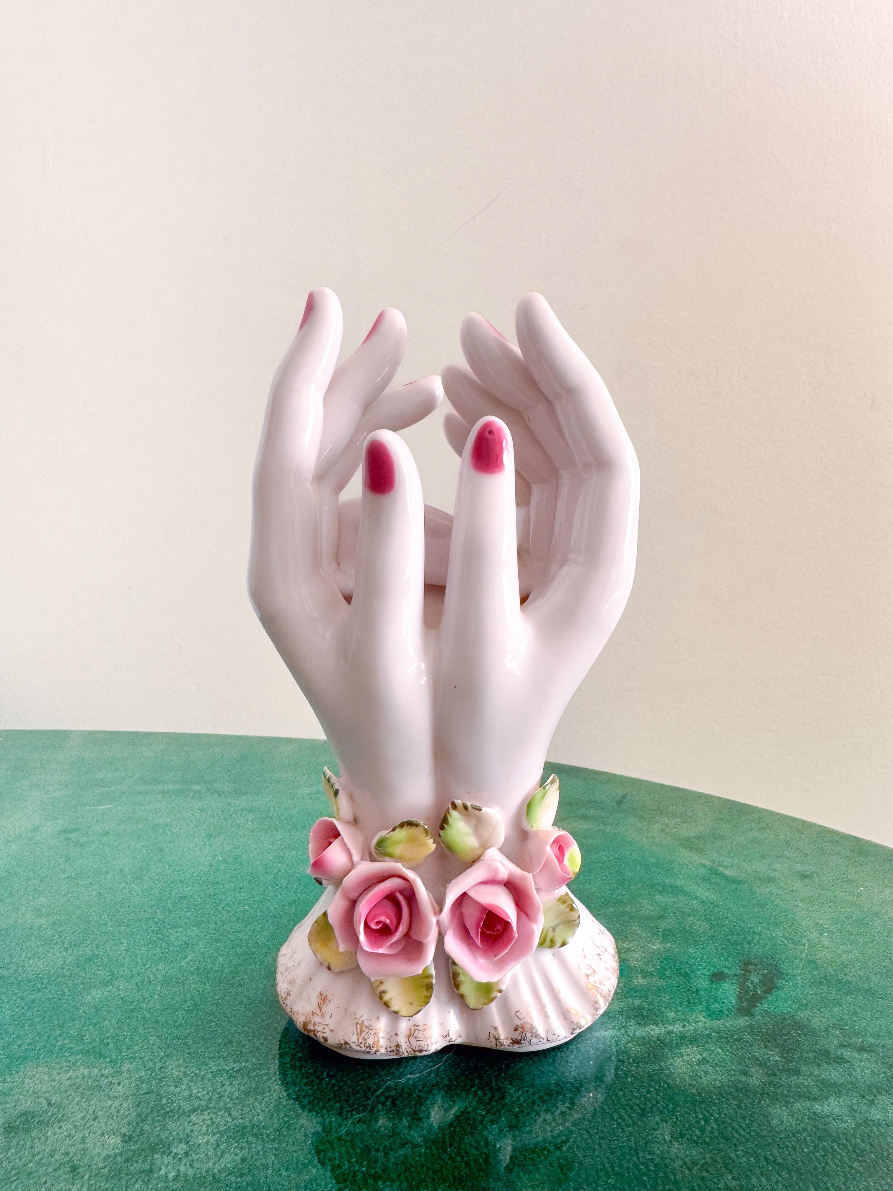 Jarrón con Manos de Porcelana Japonesa de Mediados de Siglo de L'Amour China - Pintado a Mano en venta 5