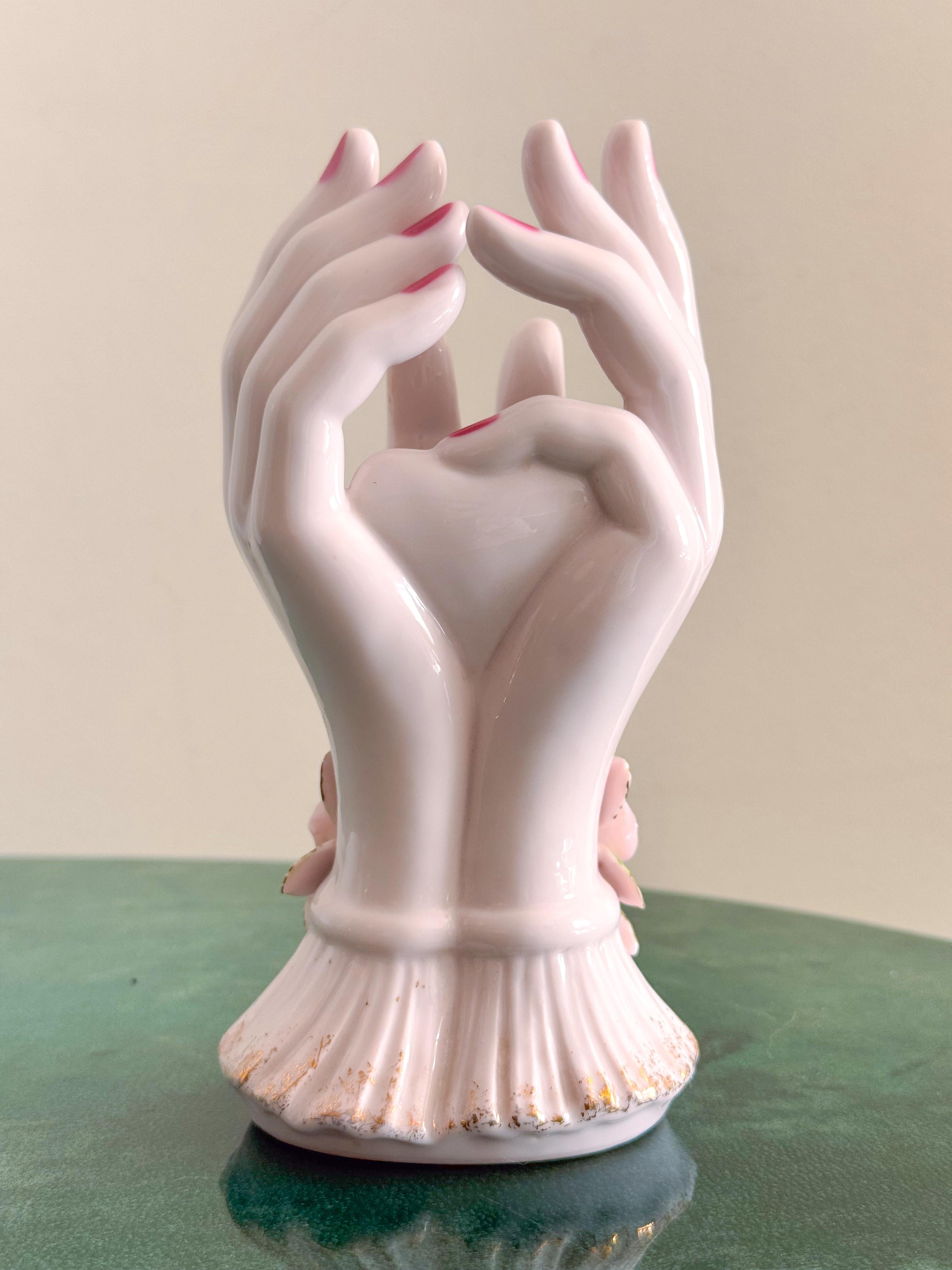 Jarrón con Manos de Porcelana Japonesa de Mediados de Siglo de L'Amour China - Pintado a Mano Japonés en venta