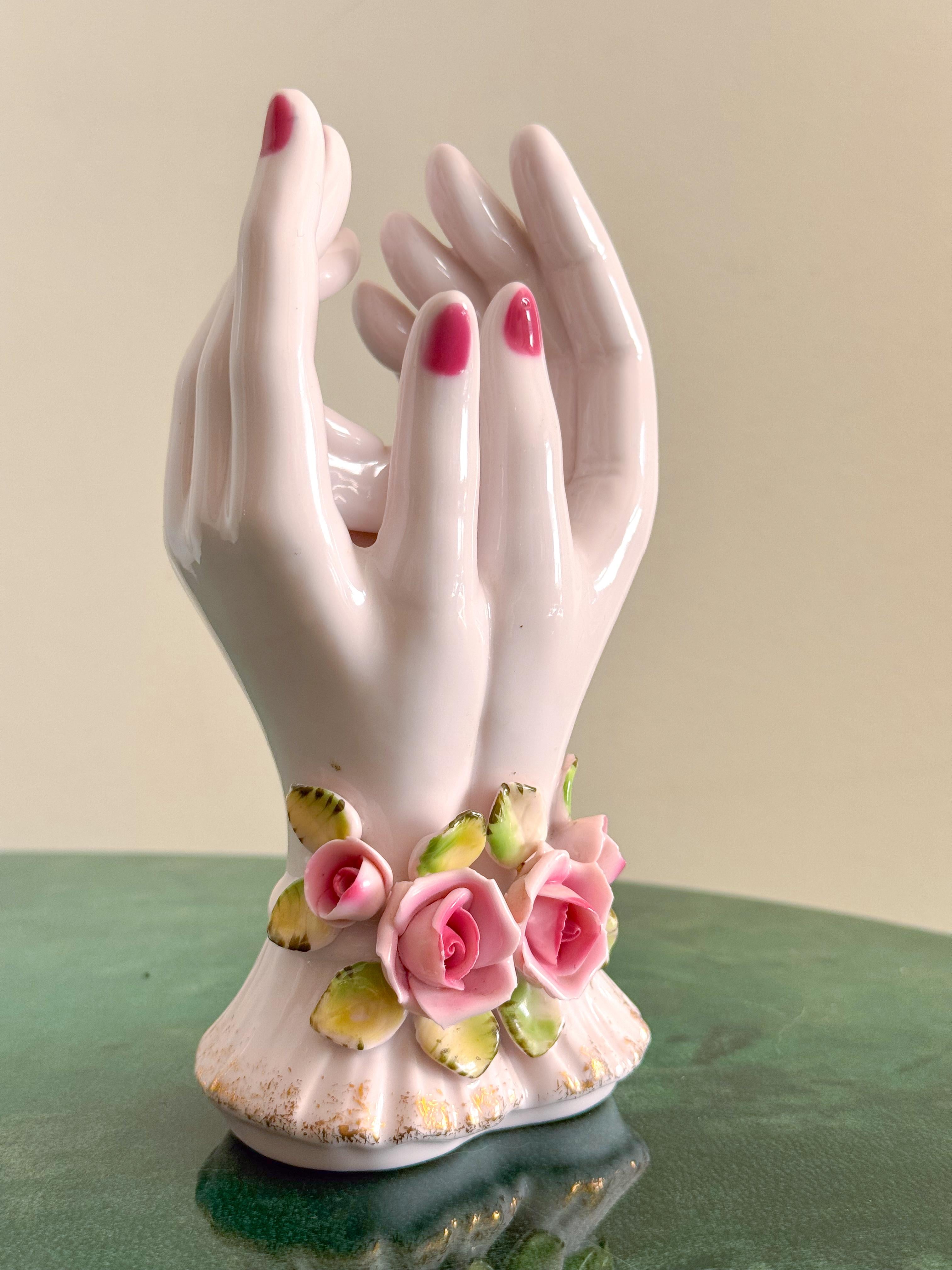 Jarrón con Manos de Porcelana Japonesa de Mediados de Siglo de L'Amour China - Pintado a Mano en venta 1