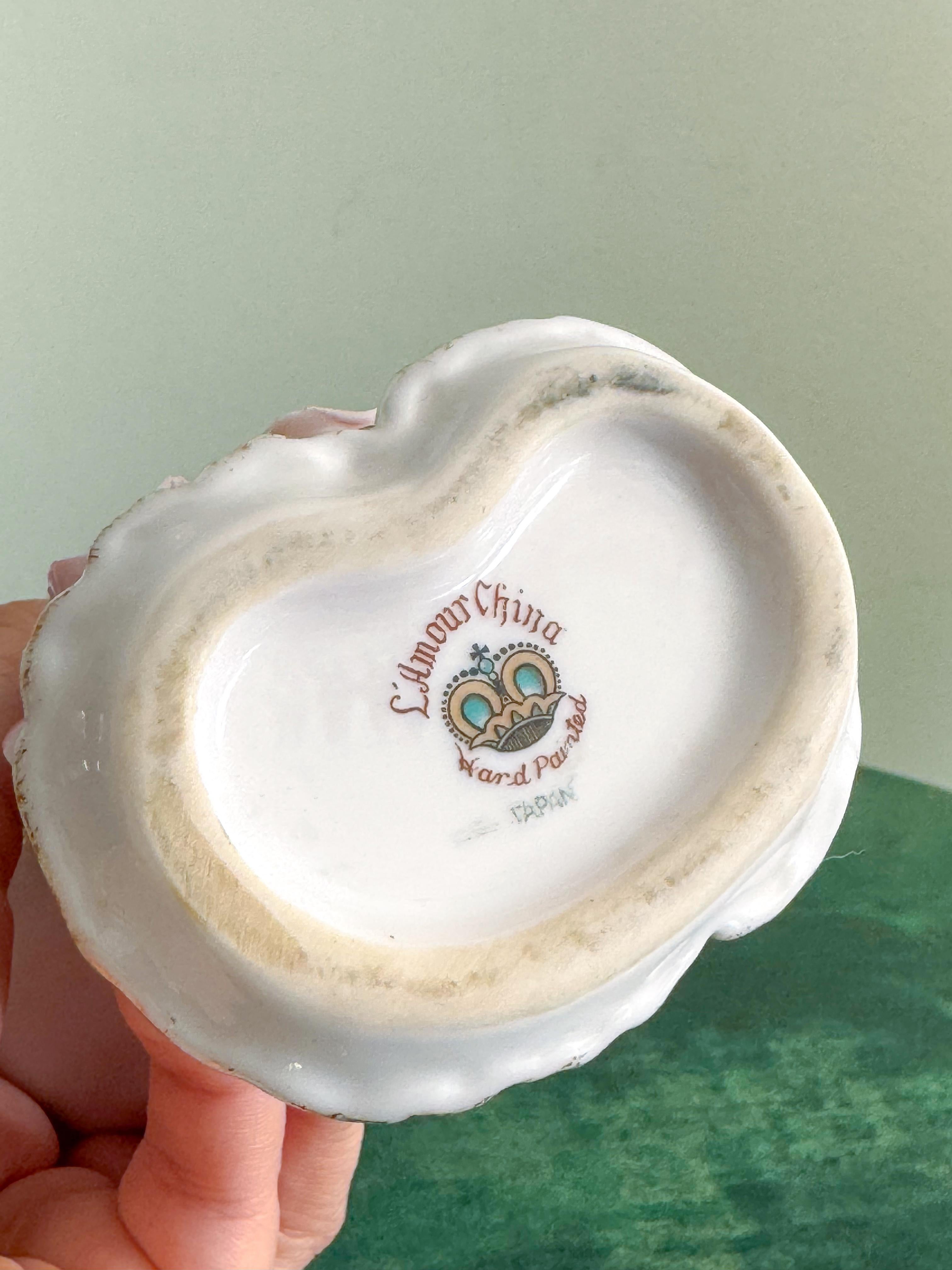 Jarrón con Manos de Porcelana Japonesa de Mediados de Siglo de L'Amour China - Pintado a Mano en venta 2