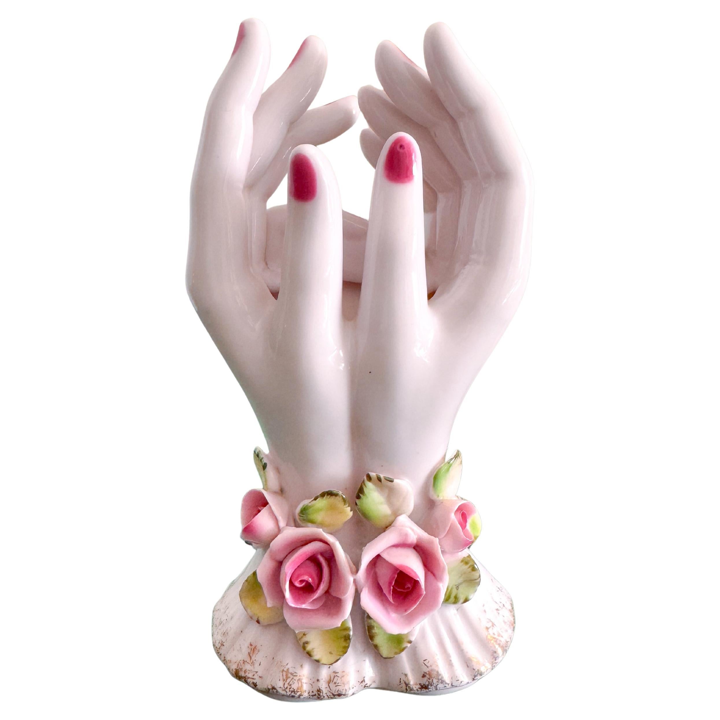 Jarrón con Manos de Porcelana Japonesa de Mediados de Siglo de L
Amour China - Pintado a Mano en venta