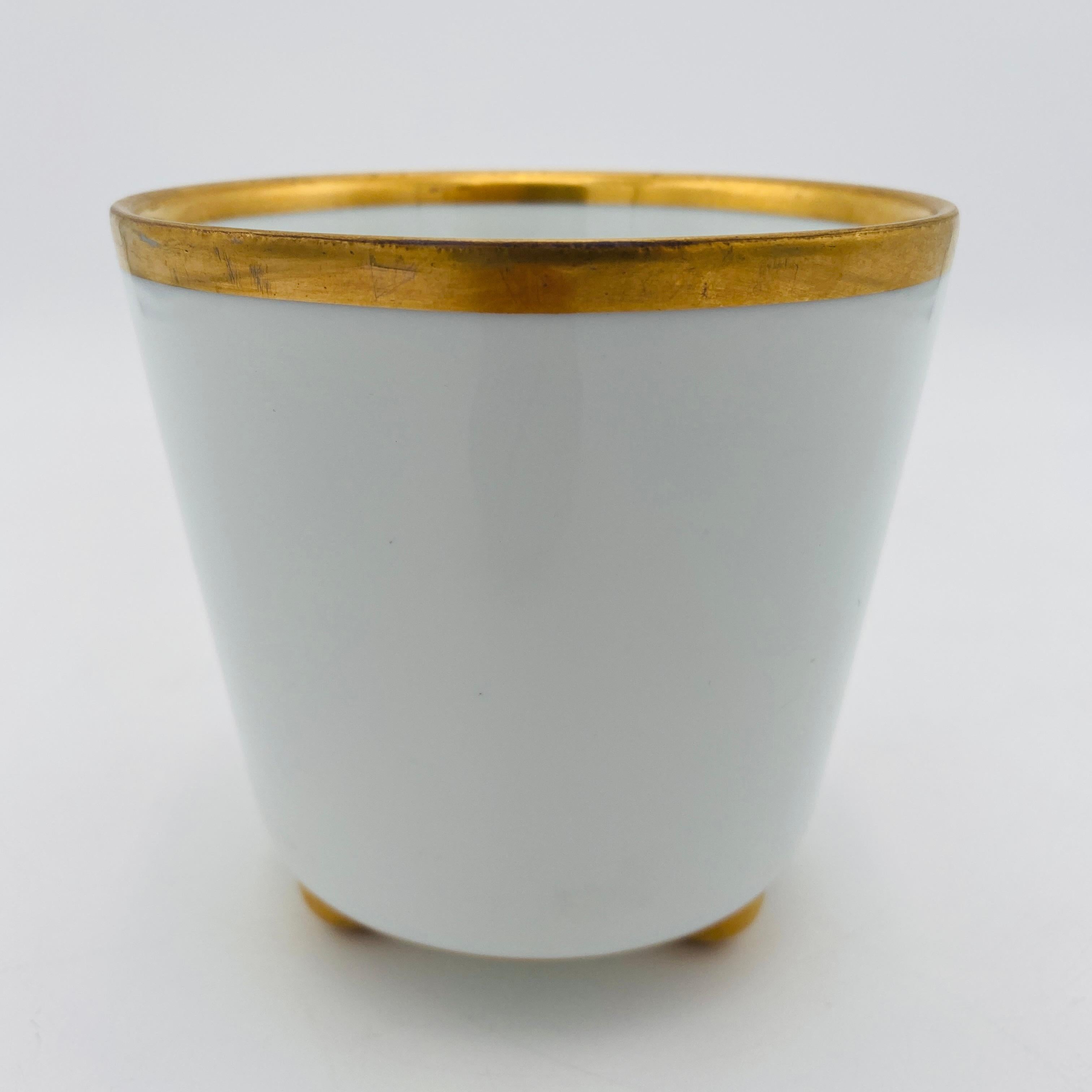 Si tratta di uno splendido vaso di porcellana realizzato da Fitz and Floyd in Giappone negli anni '60 circa. Ha tre piedini rotondi dipinti in oro e finiture dorate sul bordo della base. Conserva l'etichetta originale FF Japan ed è anche