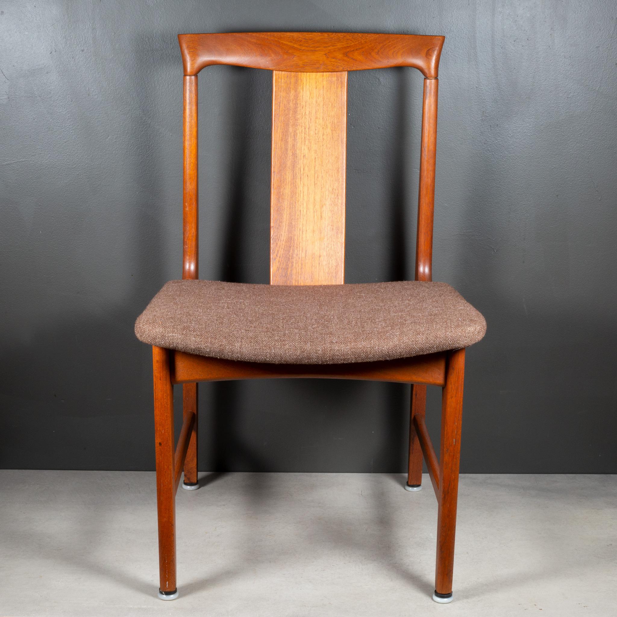 À PROPOS DE

Un ensemble de chaises de salle à manger en teck sculpté du milieu du siècle avec des sièges en laine d'origine. Quatre chaises latérales et deux chaises capitaines hautes. Chacun est estampillé 