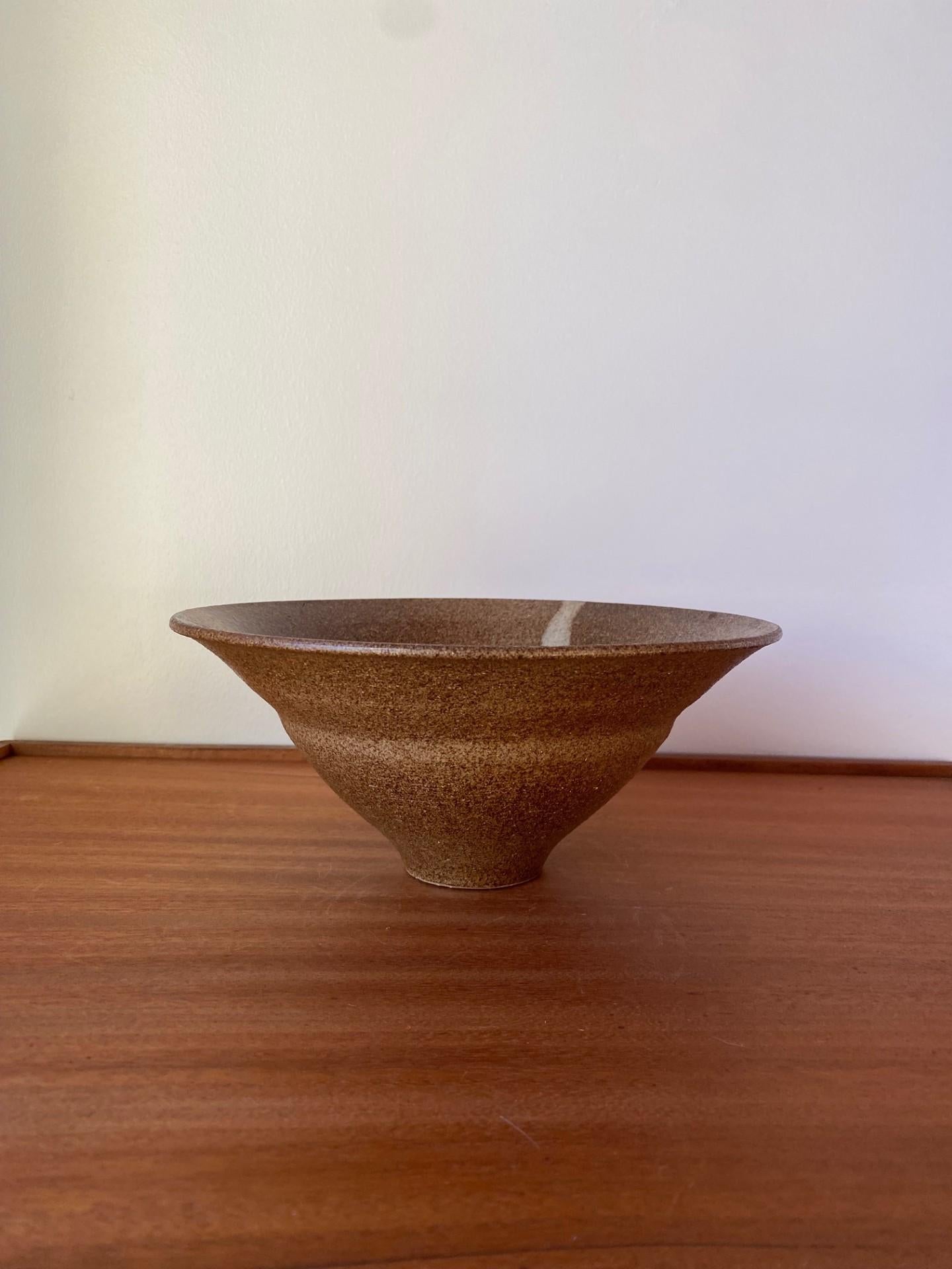 Skulptural gefertigte Schale aus japanischer Handwerkskunst.  Organische Linien umspielen das Stück mit seiner minimalistischen Form. Schöne japanische Bizen-Yaki-Stil Keramik Stück.  Der Bizen-Yaki, der auf eine jahrhundertealte Tradition