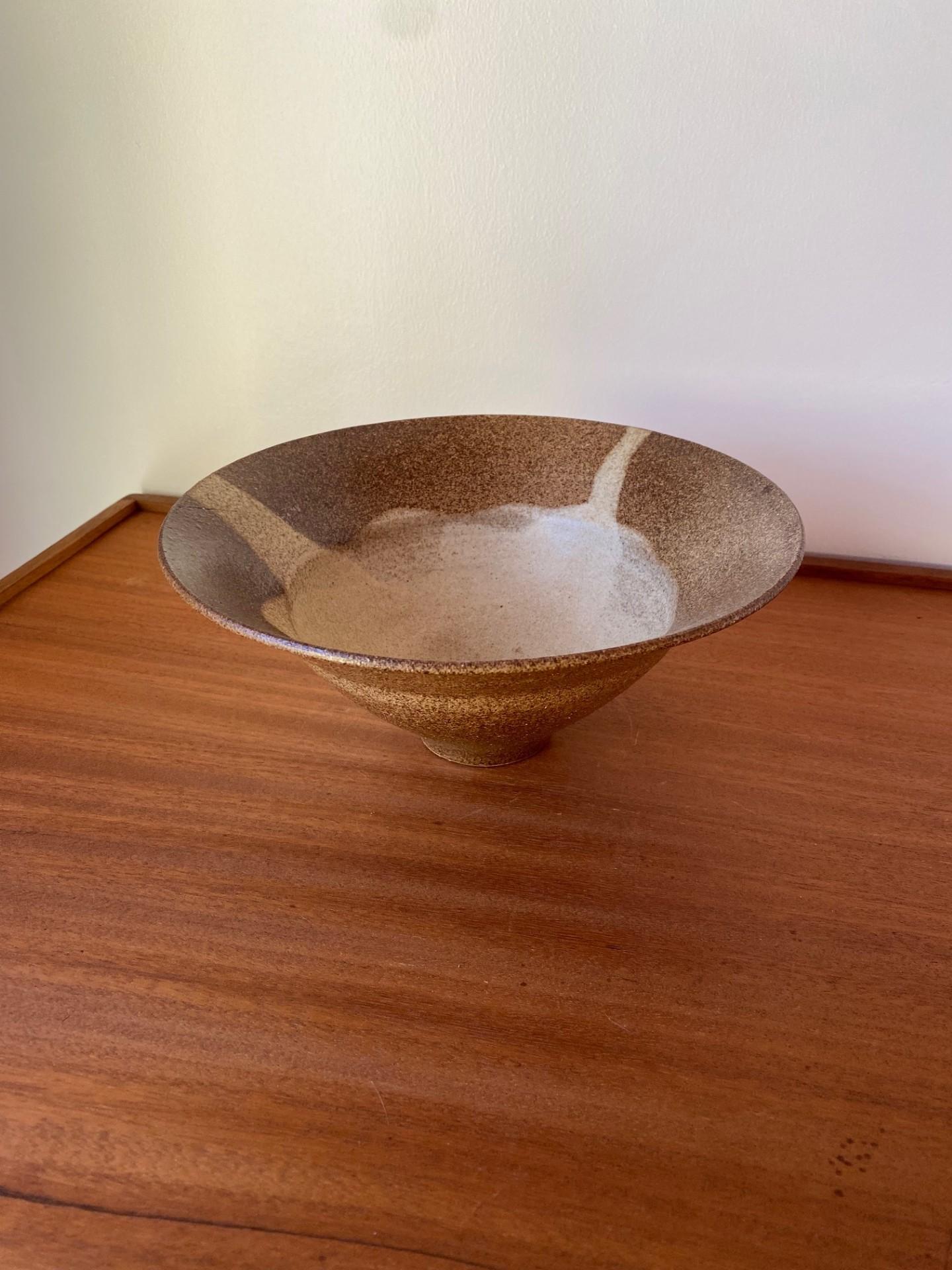 Japanische skulpturale Schale aus der Mitte des Jahrhunderts (Moderne der Mitte des Jahrhunderts) im Angebot