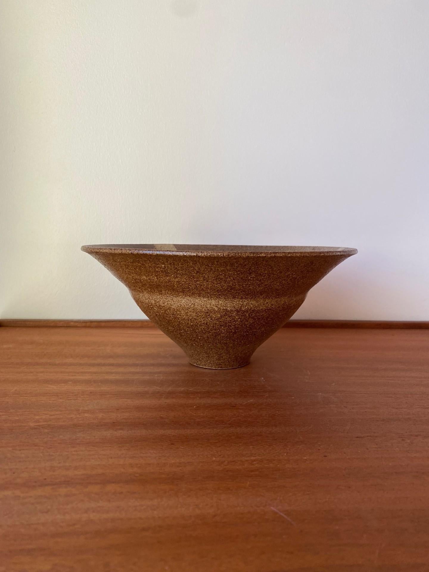 Japanische skulpturale Schale aus der Mitte des Jahrhunderts (Ende des 20. Jahrhunderts) im Angebot