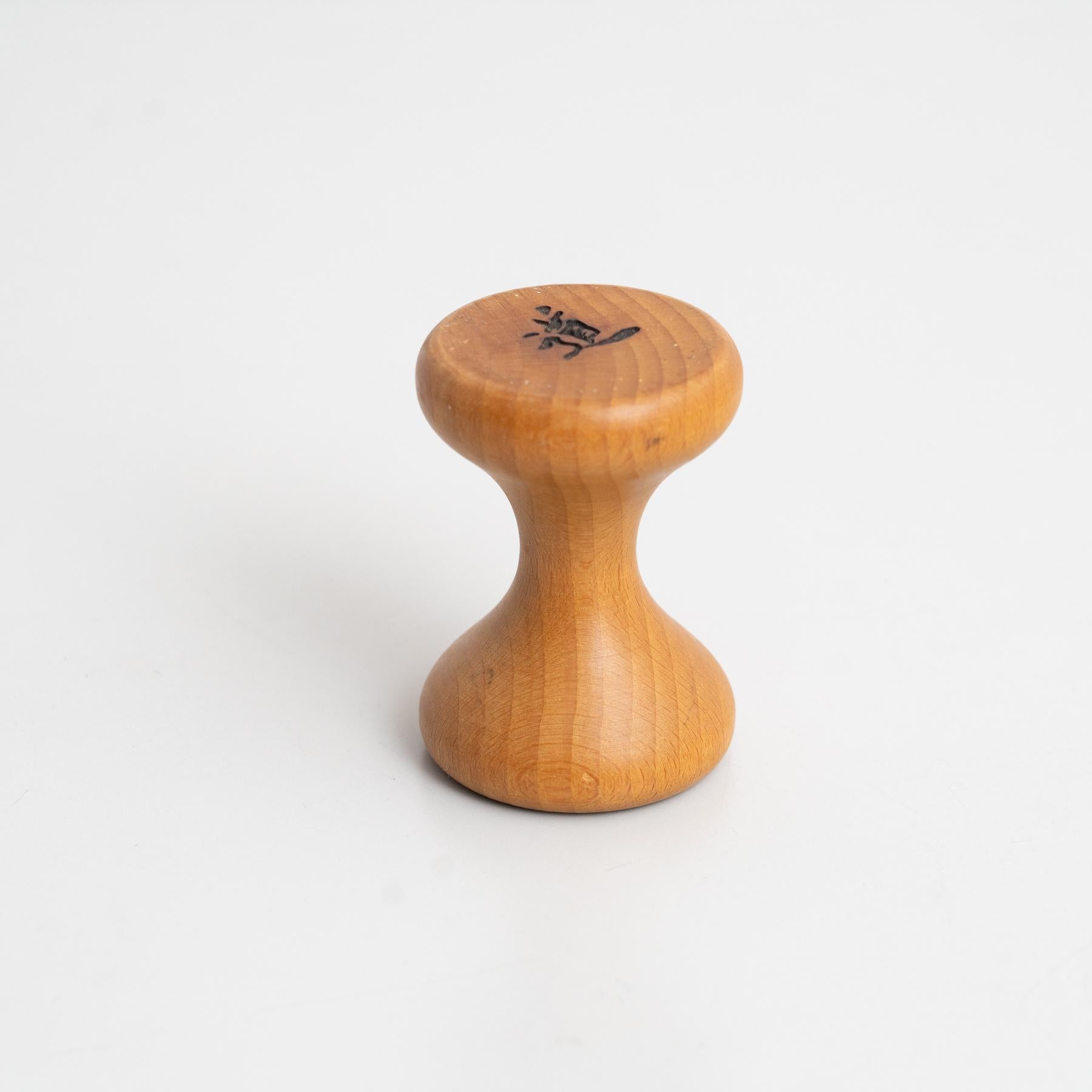 Sigillo giapponese di metà secolo - Un capolavoro scultoreo

Eleva il tuo arredamento con questo sigillo giapponese di metà secolo, realizzato nel 1950 circa. Poggiato su una base di legno, questo pezzo emana una qualità scultorea che combina