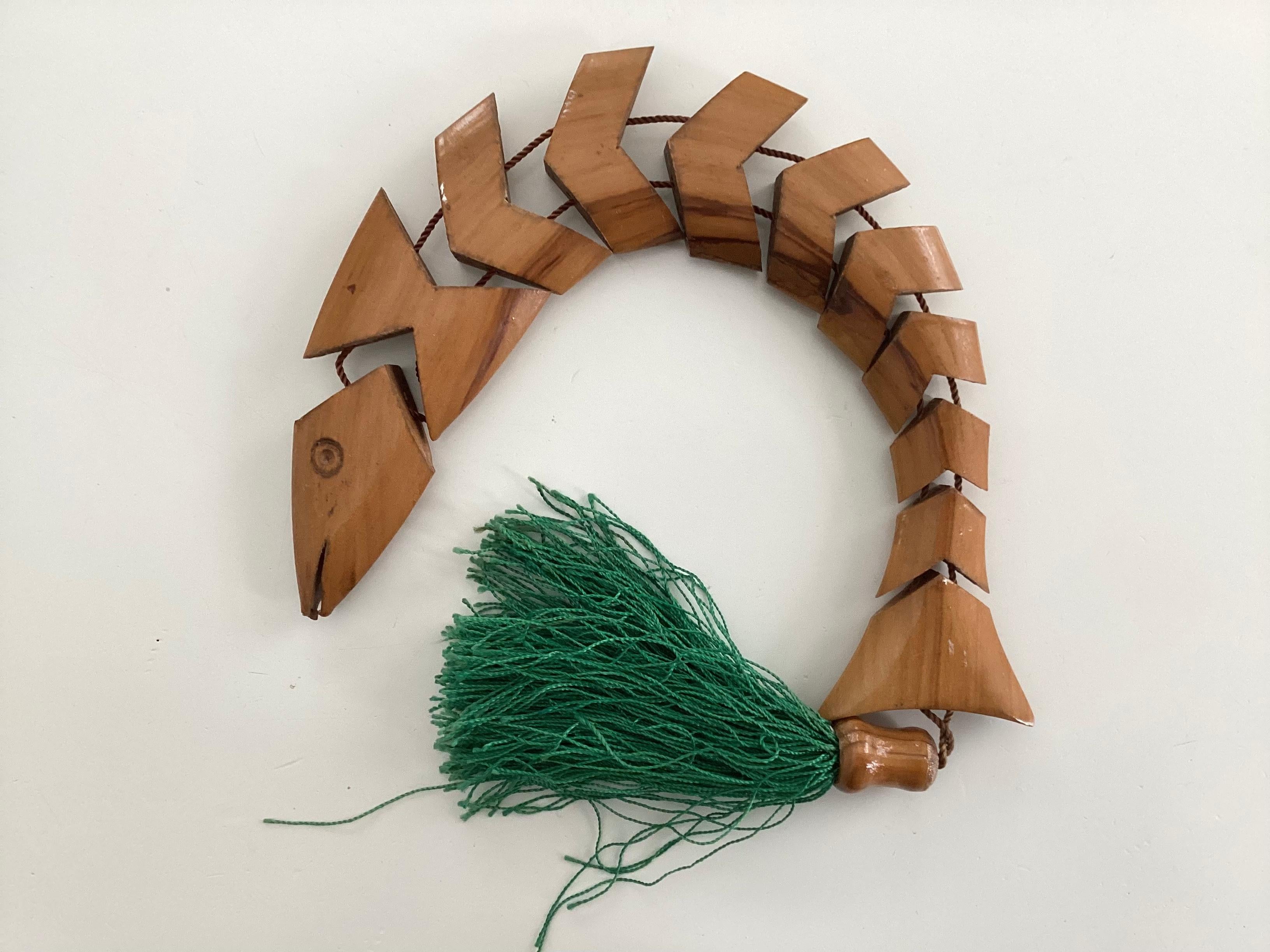 Une belle pièce décorative japonaise du milieu du siècle, segmentée et coupée en angle.  Poisson en bois à suspendre au mur ou à exposer. Le poisson est teinté dans un ton ambré agréable avec quelques veinures plus foncées intéressantes. Les