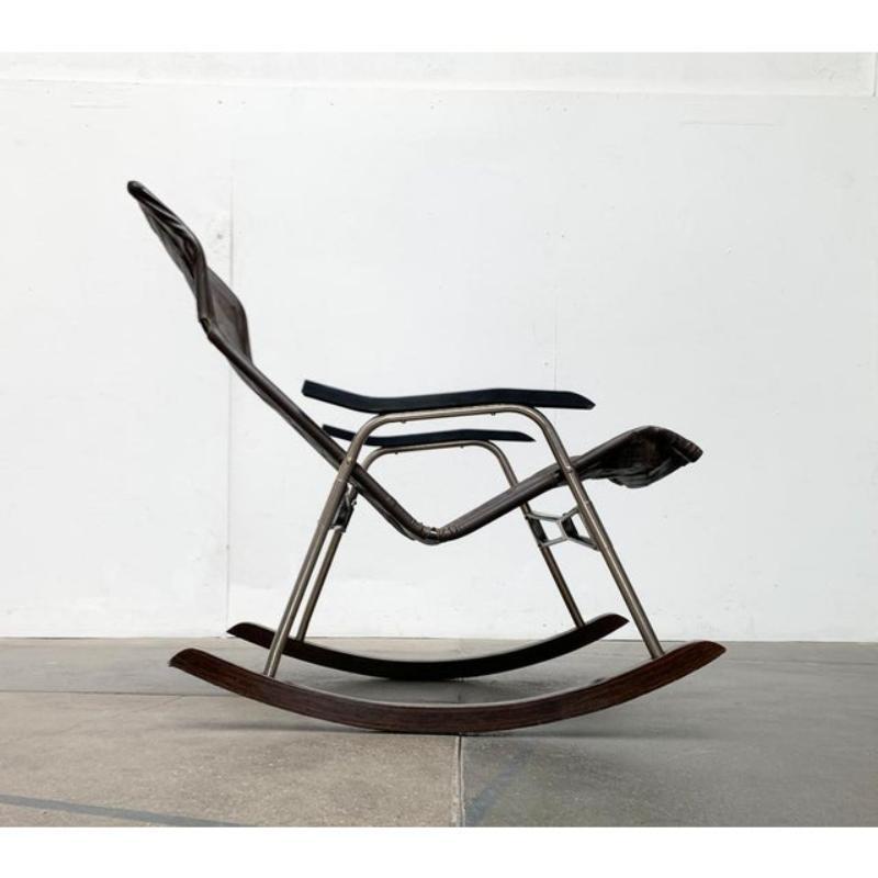 Sedia a dondolo pieghevole su disegno del designer giapponese Takeshi Nii degli anni '60.

Un raro oggetto di design con una funzione sofisticata. Colpisce la forma elegantemente curva ed ergonomica della seduta nel profilo della sedia a dondolo,
