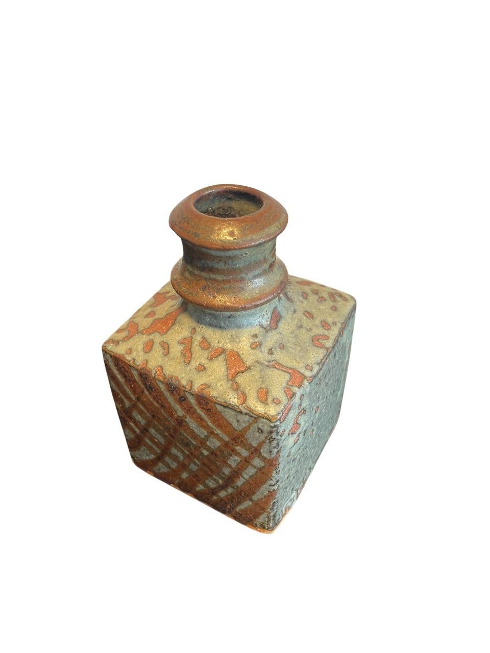 Mid-Century Modern Vase bouteille en grès à glaçure cendrée du milieu du siècle de Japanese Studio Pottery en vente
