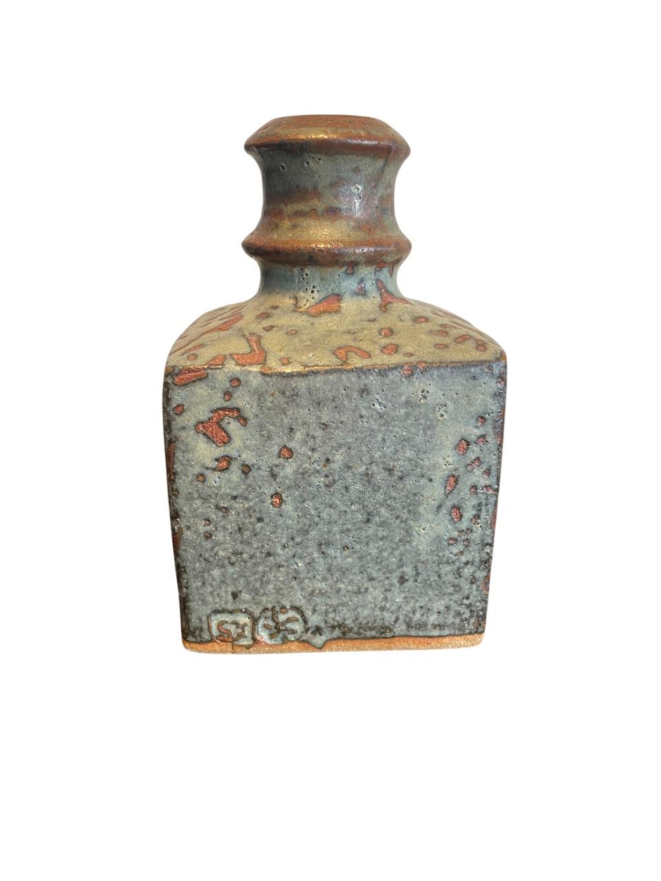 Japonais Vase bouteille en grès à glaçure cendrée du milieu du siècle de Japanese Studio Pottery en vente