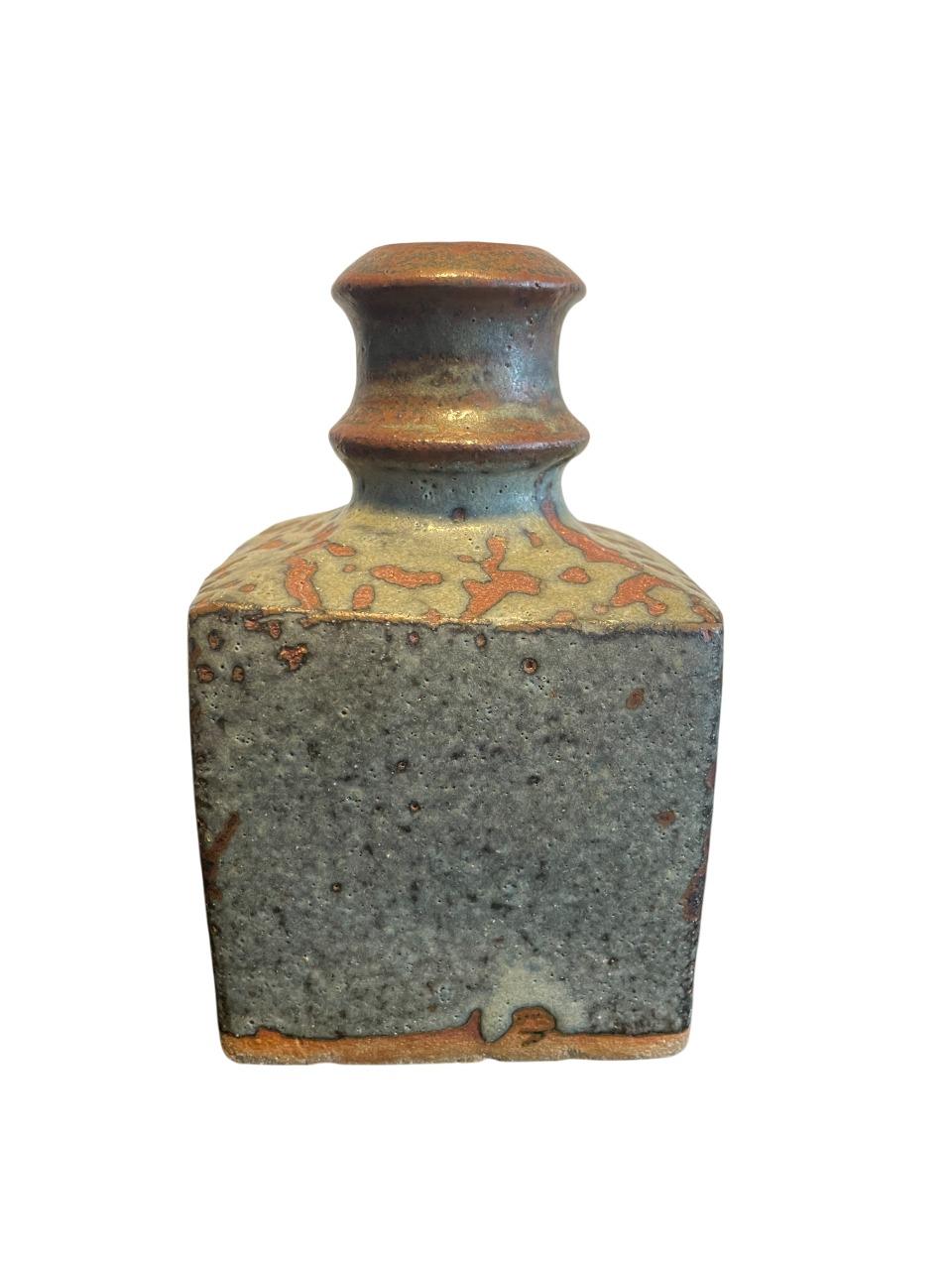Vase bouteille en grès à glaçure cendrée du milieu du siècle de Japanese Studio Pottery Bon état - En vente à Stockholm, SE