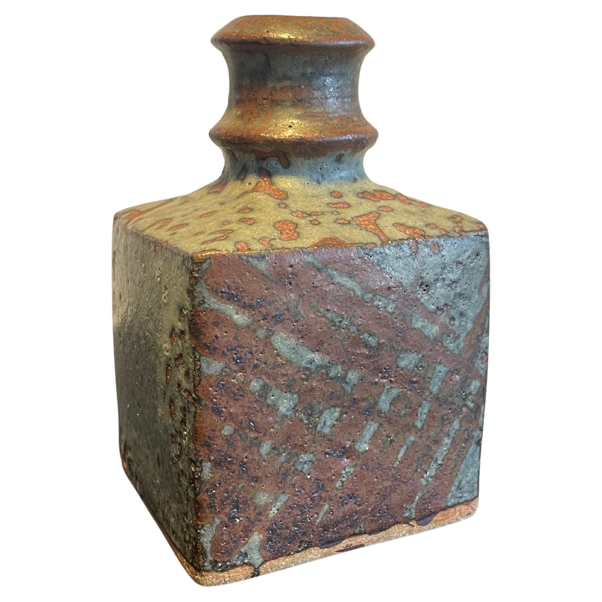 Vase bouteille en grès à glaçure cendrée du milieu du siècle de Japanese Studio Pottery en vente