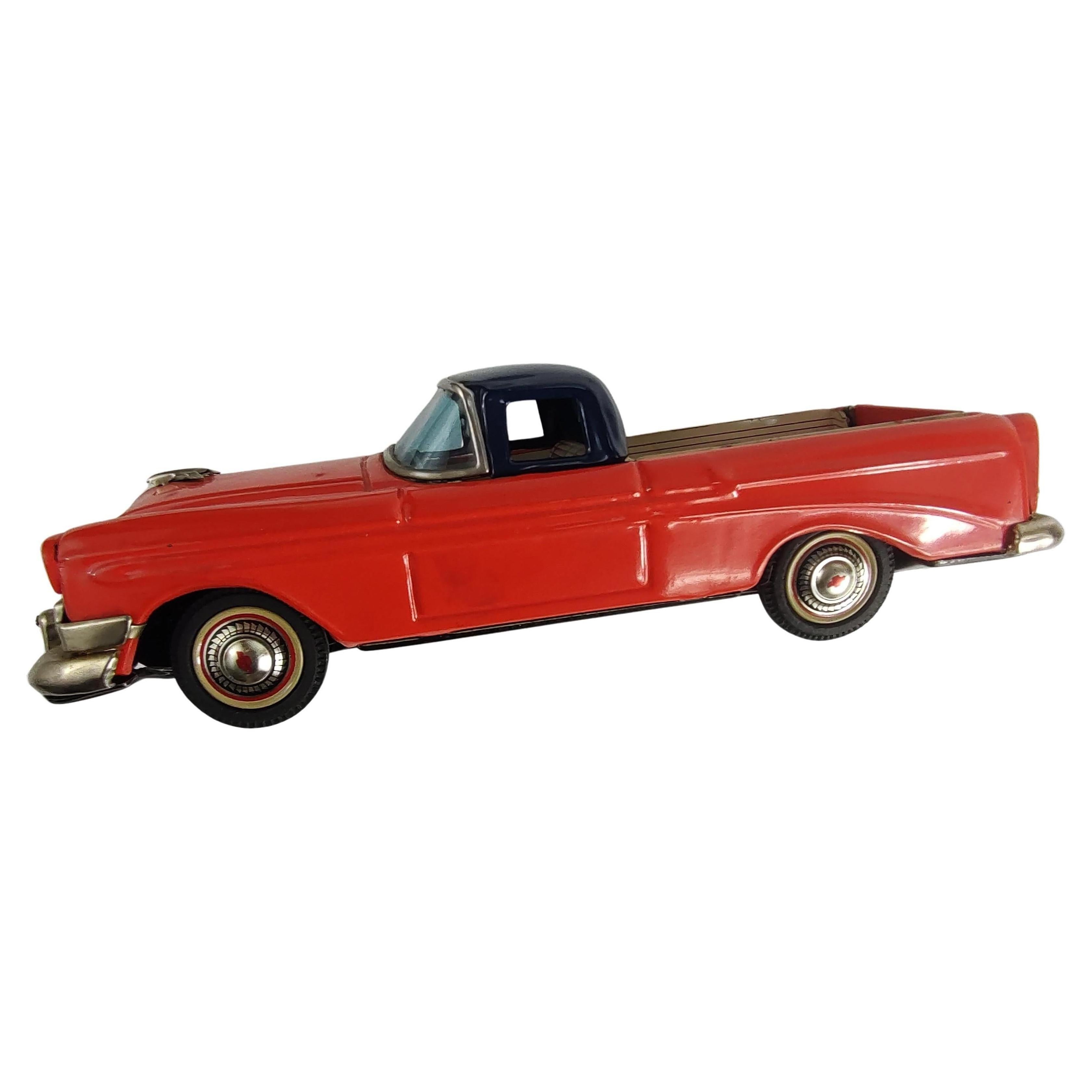 Fantastischer Reibungsmotor und Zinn-Liho-Körper in ausgezeichnetem Vintage-Zustand. C 1956 Chevrolet El Camino in Rot und Schwarz mit abklappbarer Heckklappe. Japaner aus der Mitte der fünfziger Jahre. Glaube, dass dies ein schwer zu findendes