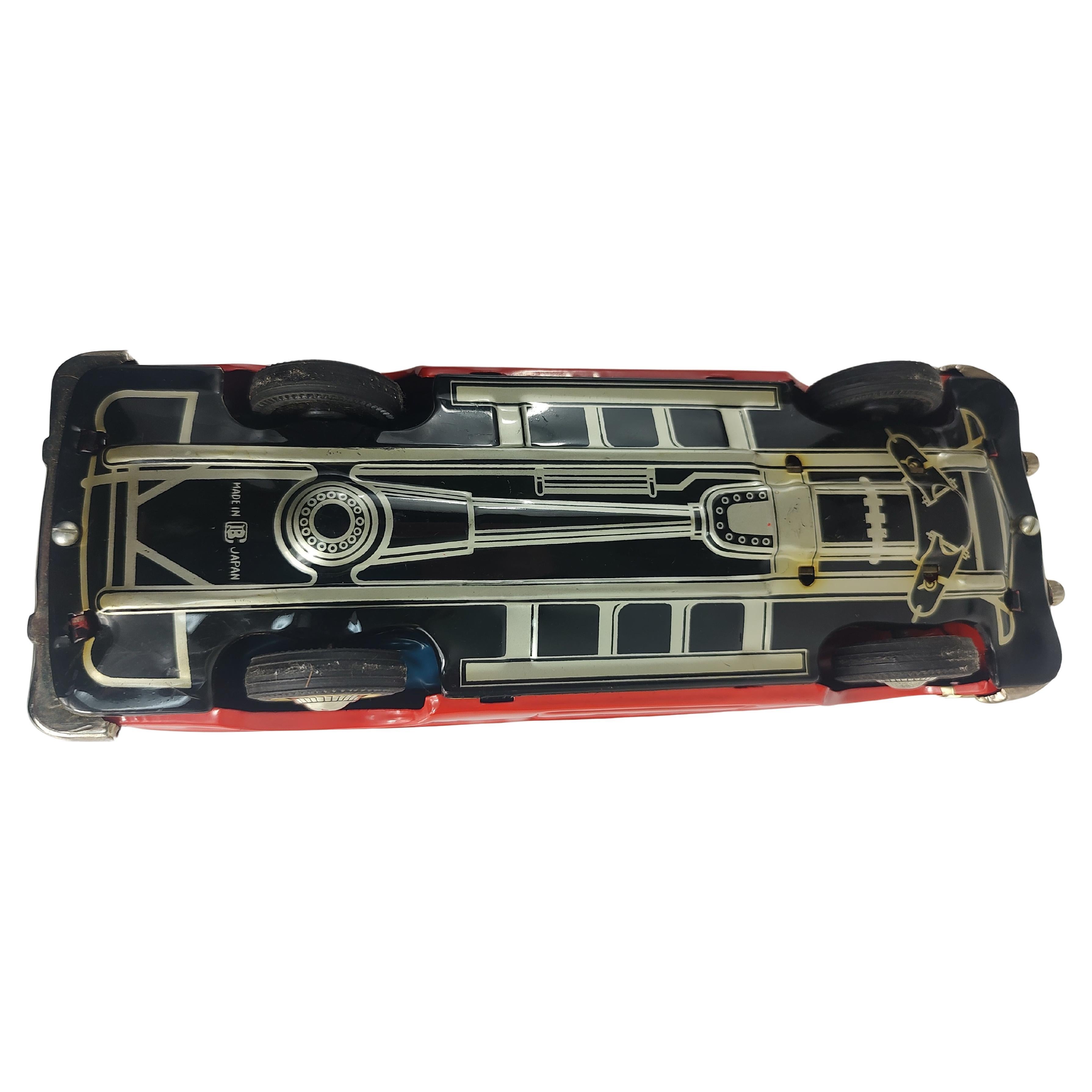 Mid Century Japanese Tin Litho Friction Toy Car Chevrolet Station Wagon C1956 Hecho a mano en venta