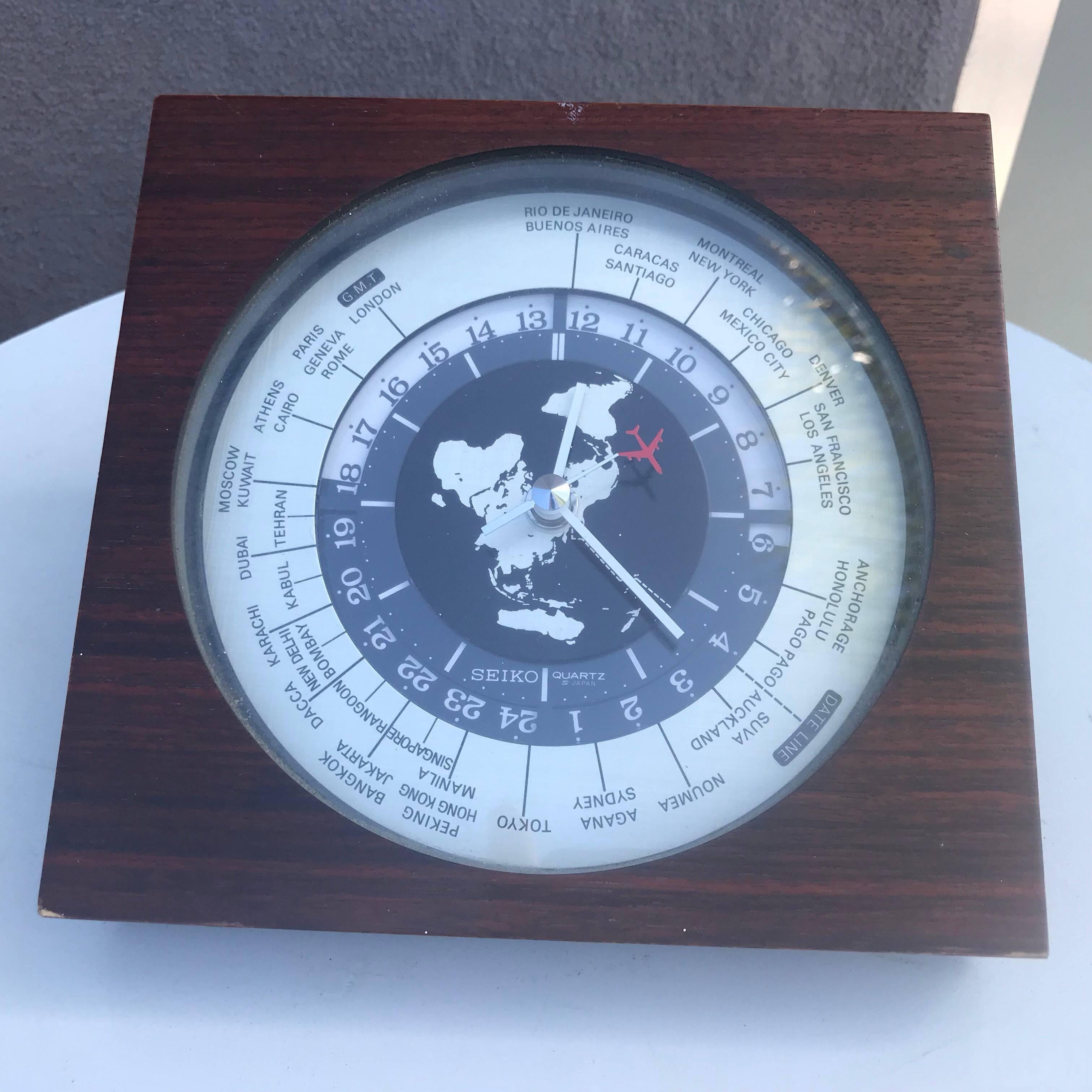 For your consideration, a midcentury Japanese world desk clock rosewood frame.
Dimensions: 9 7/8