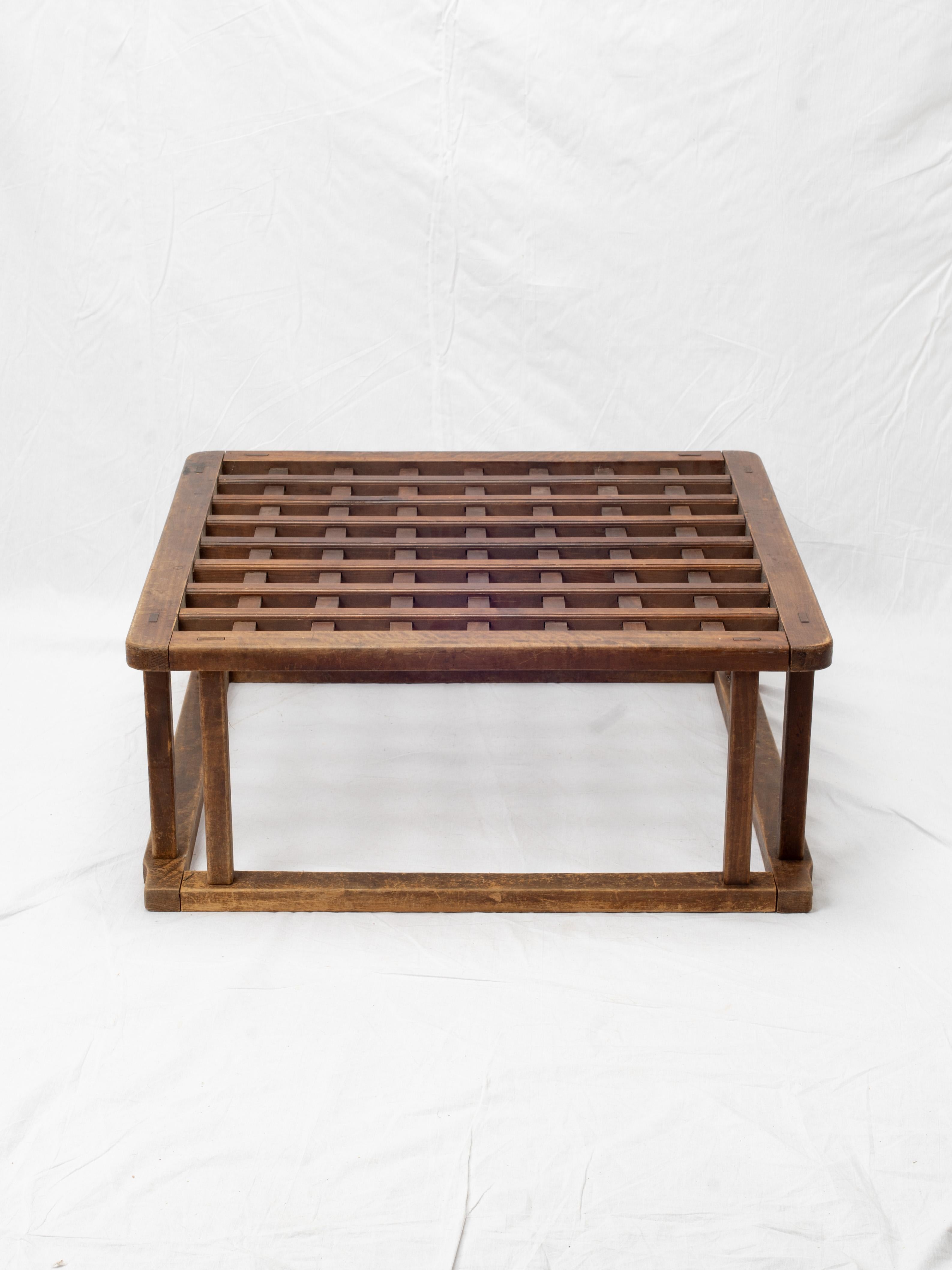 Nous vous proposons cette table basse en treillis Zen Hinoki Kotatsu, magnifiquement minimaliste. Fabriquée en bois d'hinoki, cette table était très répandue dans les foyers et les salons japonais du début à la fin du XXe siècle. Cette pièce, qui
