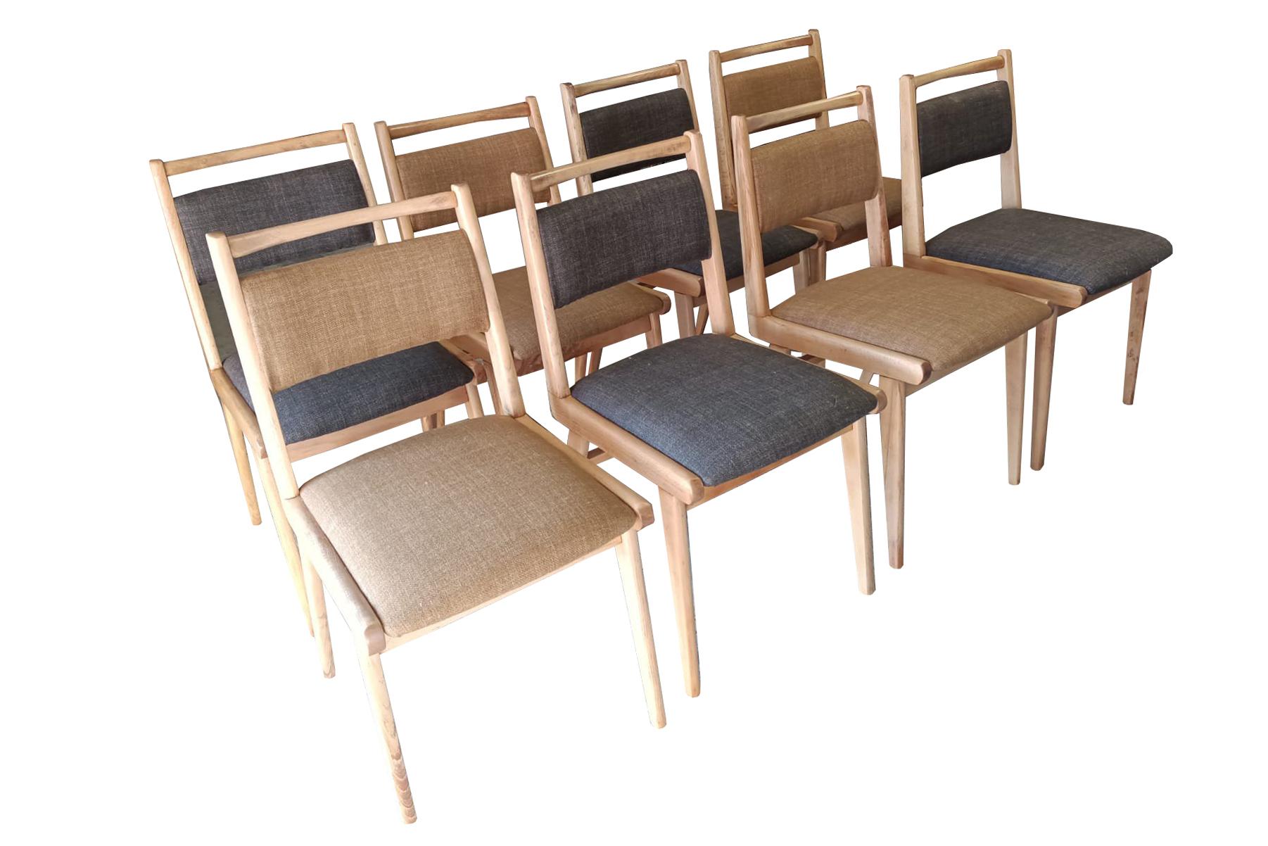 Stühle, entworfen in den 1960er Jahren von Prof. Rajmund Halas. Es handelt sich um ein Einmachglas-Modell. 
Hergestellt aus Buchenholz. Die Stühle sind komplett neu gepolstert, das Holz wurde aufgefrischt und neu gestrichen. Sitz und Rückenlehne