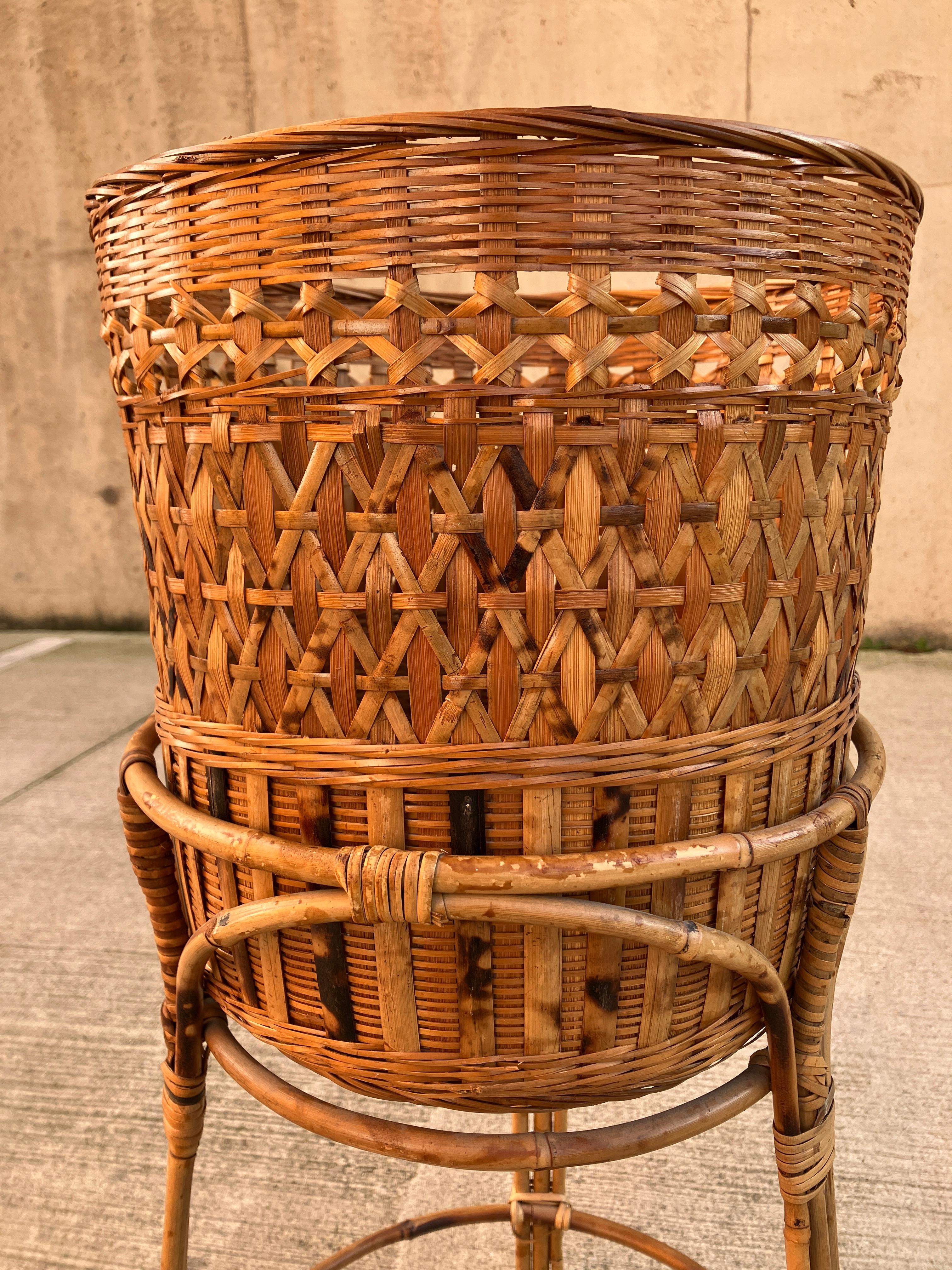 Woven Mid century jardiniere in rattan - plant stand for a large indoor plant