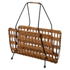 Von Jean Royère inspirierter Rattan-Magazinständer aus der Jahrhundertmitte, schwarz