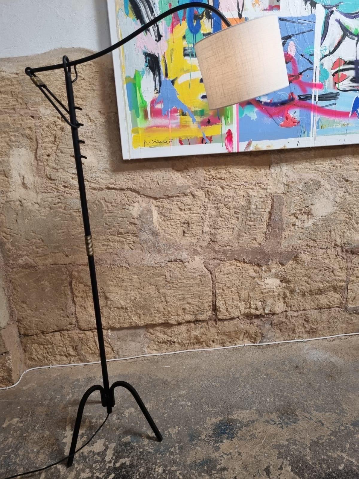 Adjustable Vintage iron floor lamp from France in the 1950s, in very good condition. 

Recently rewired and with a new screen. 

The dimensions vary according to the height regulation of the lamp: Height: 180, cm Diameter: 40, cm
