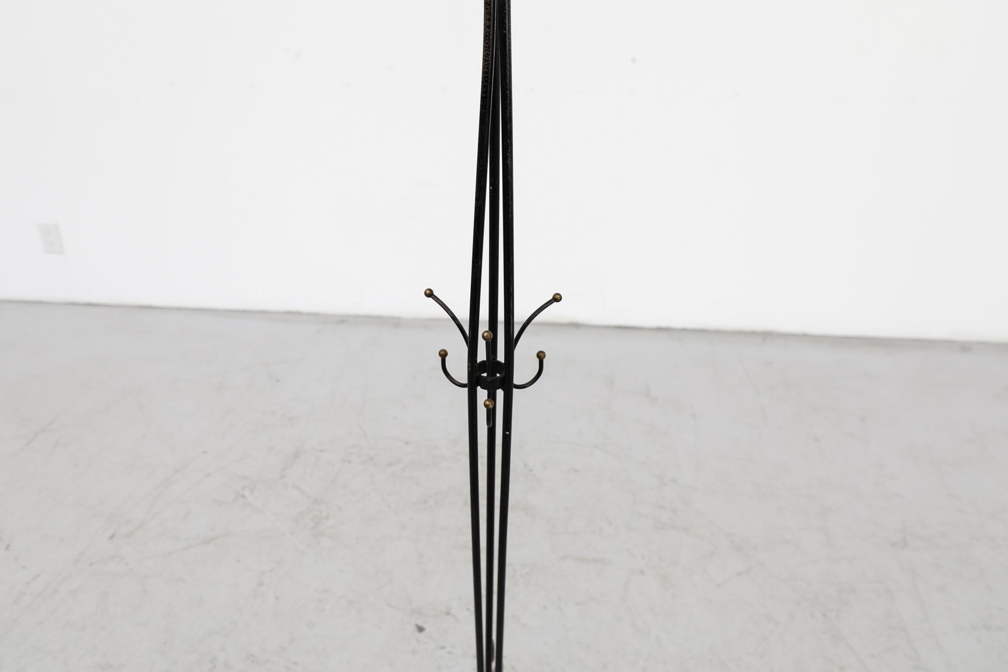 Französisch Mitte des Jahrhunderts Eisen Jean Royere Stil Standing Kleiderständer mit dreieckigen Basis (Metall) im Angebot