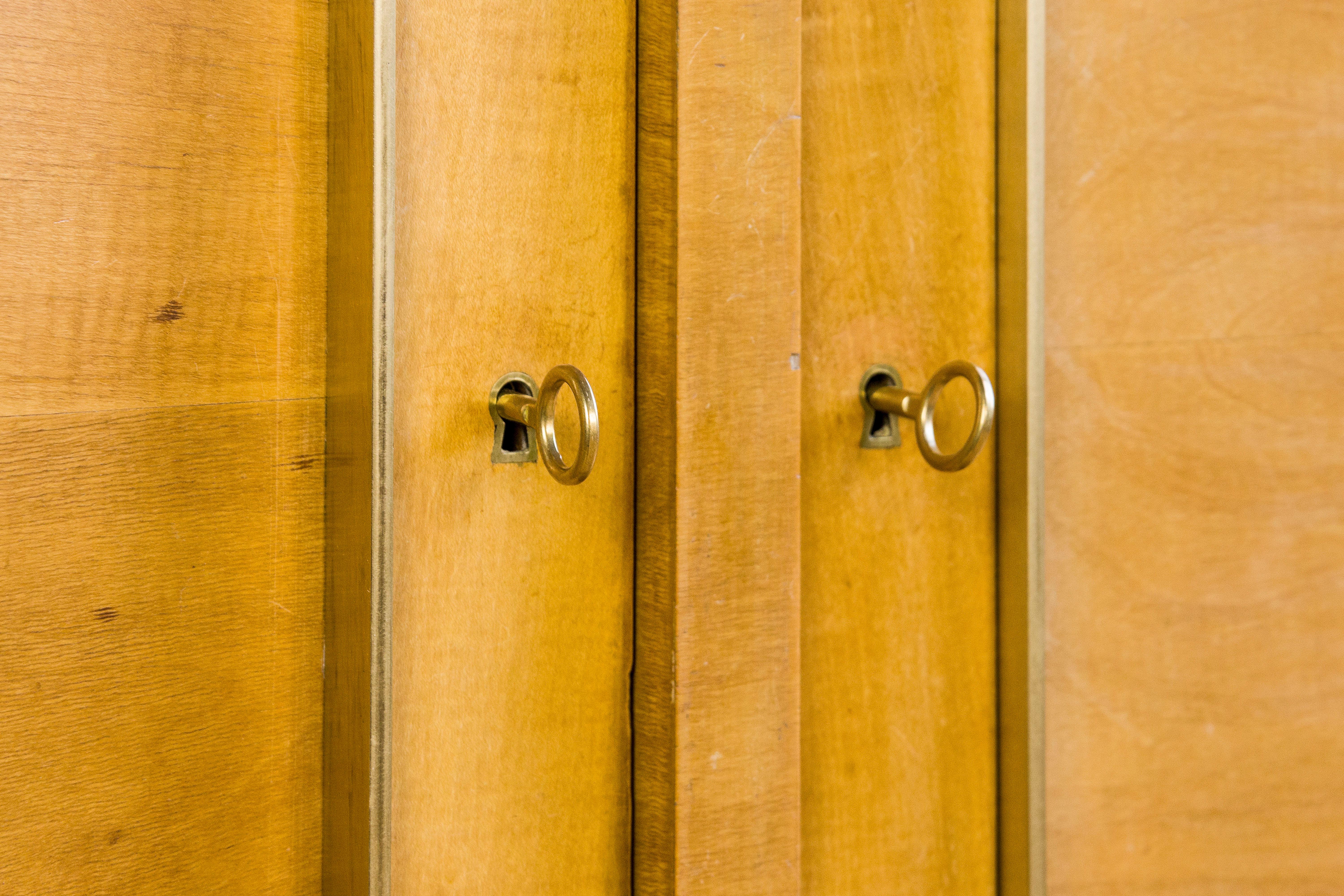 Armoire Jean Royere du milieu du siècle, circa 1950, France Bon état à Girona, Spain