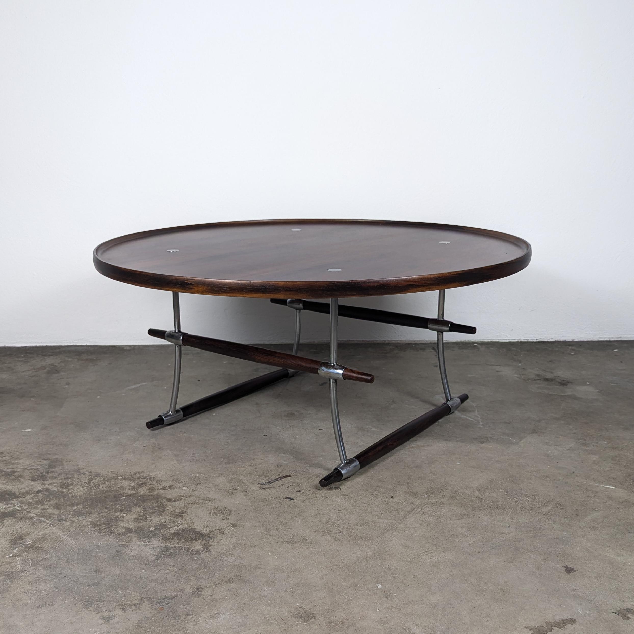 In vendita un eccezionale e raro tavolino da caffè Stokke in legno di palissandro della metà del secolo scorso, realizzato dal celebre designer Jens Quistgaard per Nissen, intorno agli anni '60. Questo pezzo meticolosamente rifinito è in condizioni