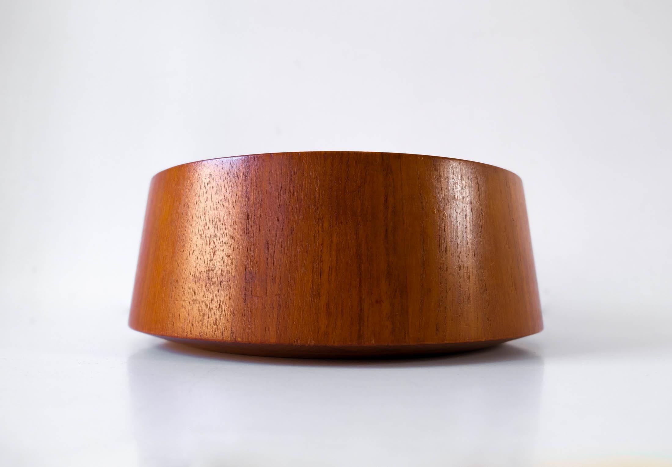 For sale a stunning Danish Mid-Century Modernist teak salad/fruit bowl designed by Jens H. Quistgaard for Dansk Designs, circa 1960s.

This beautifully elegant bowl, with its staved solid teak construction, carries all the hallmarks of Danish