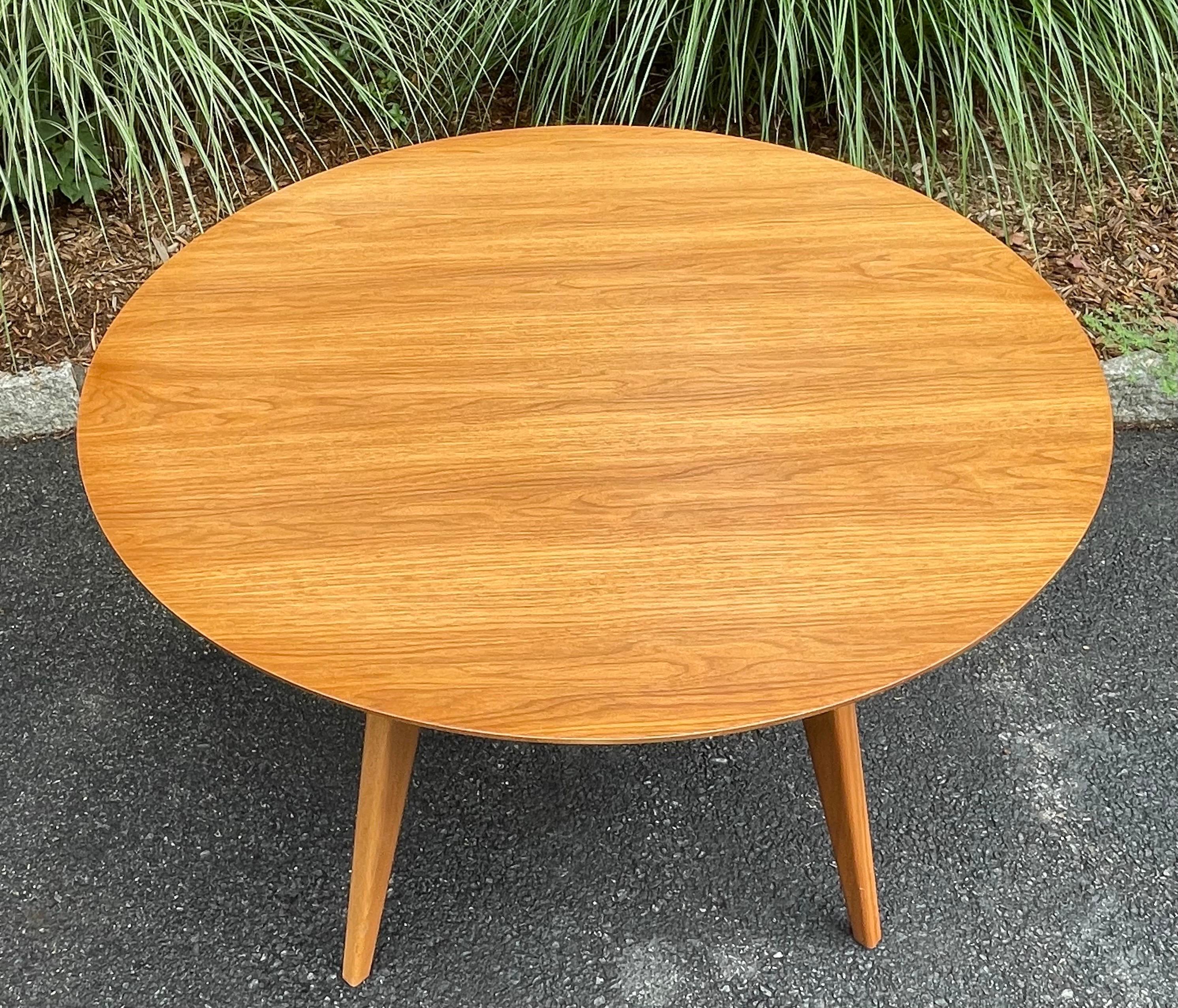 Mid-Century Modern Dining Table in Round Walnut Model 42 by Jens Risom for Knoll  For Sale