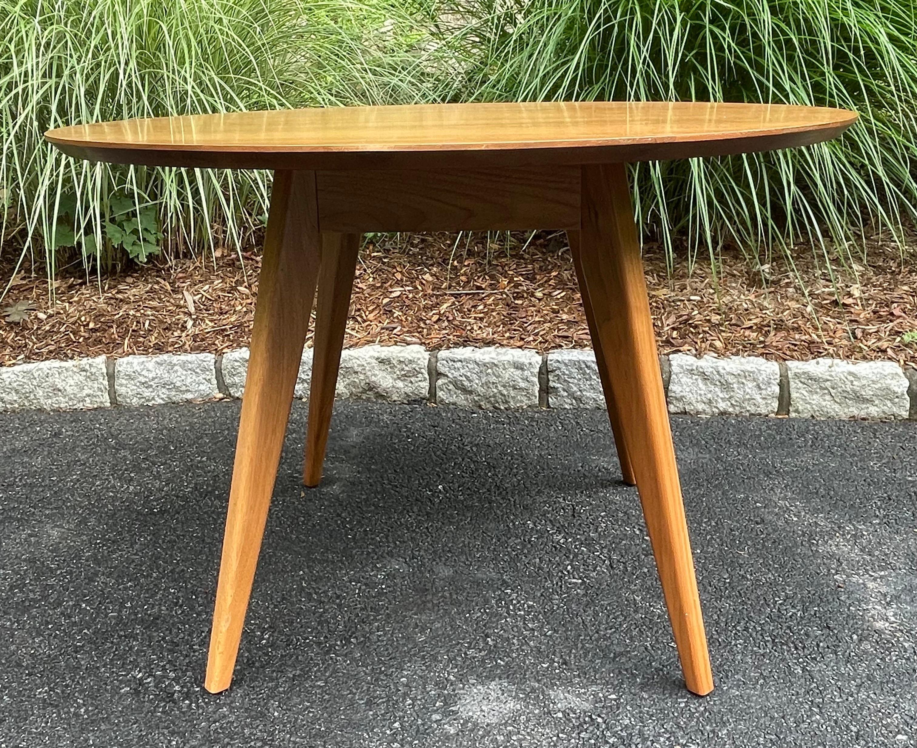 Danish Dining Table in Round Walnut Model 42 by Jens Risom for Knoll  For Sale